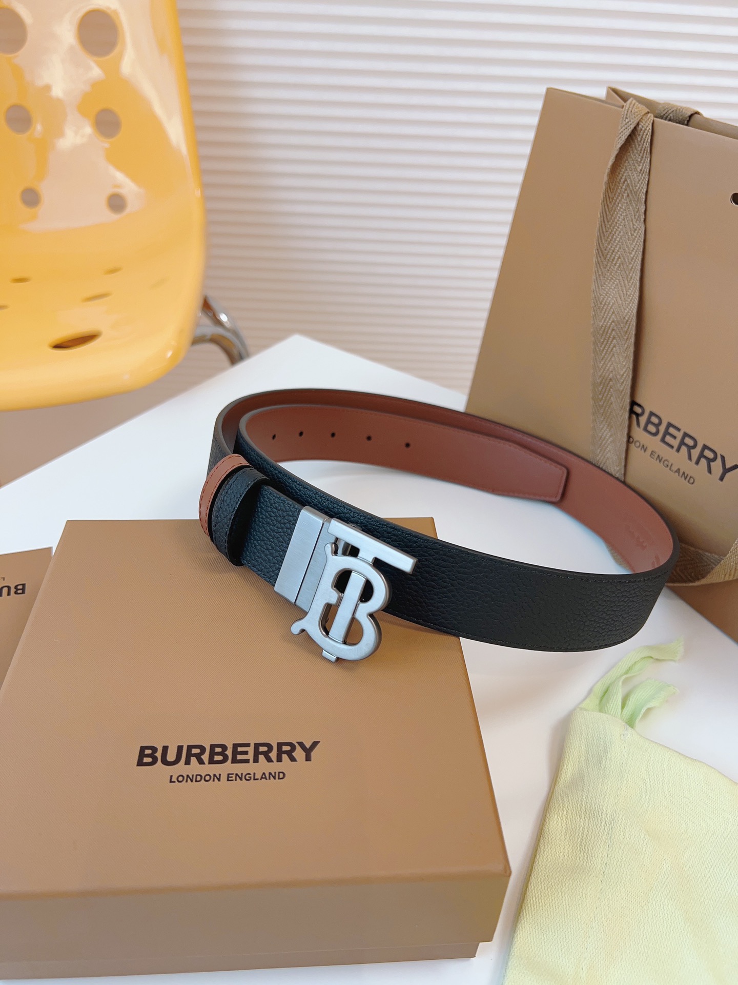 等级专柜同步原版包装代购级别材料Burberry此款采用头层牛皮搭配TB字母扣双面可用设计显得更有特色时