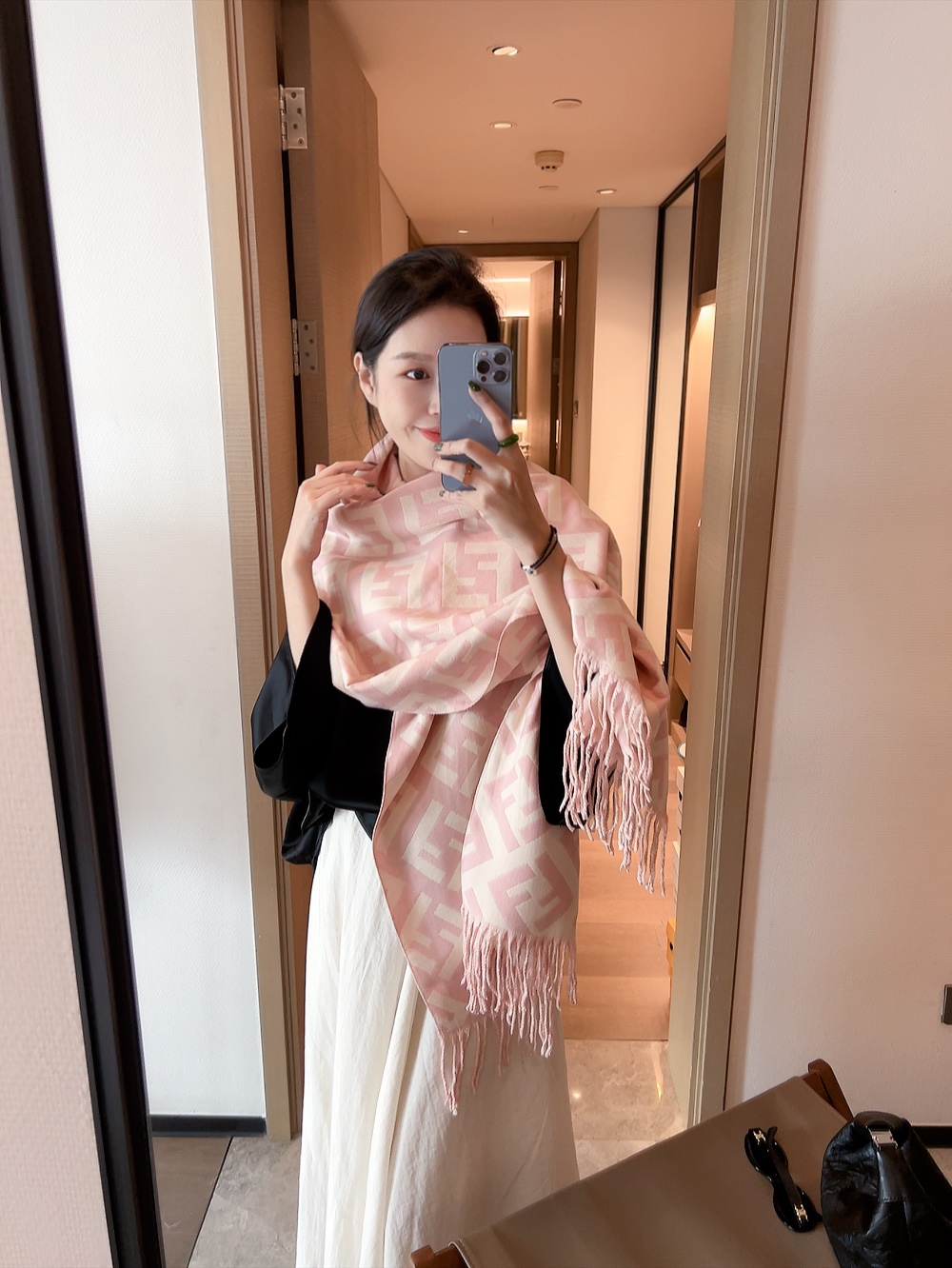 NO:163444,The hot product is here. This year's Fendi model is really popular. It is one of the essential styles for people. It is exquisitely made of cashmere material, and the feel is also very good. It is soft and skin-friendly. The big F letter jacquard makes the upper body look super good. It is really beautiful. Different colors can be used to control it at all ages!  Size about 18065, gram weight: 350g ordinary scarf, ordinary scarf, fendi19860909爆款来啦, 今年芬迪款真的火爆,人手必备的款式之一,做工精致,选用仿羊绒材质,手感处理的也相当好,软糯亲肤哦.大F字母提花,长使得上身效果超级棒.真的是美腻了,不同颜色的配色,各个年龄阶段都能驾驭得了哦！尺寸18065左右,克重:350g普通围巾,普通围巾,fendi,scarf