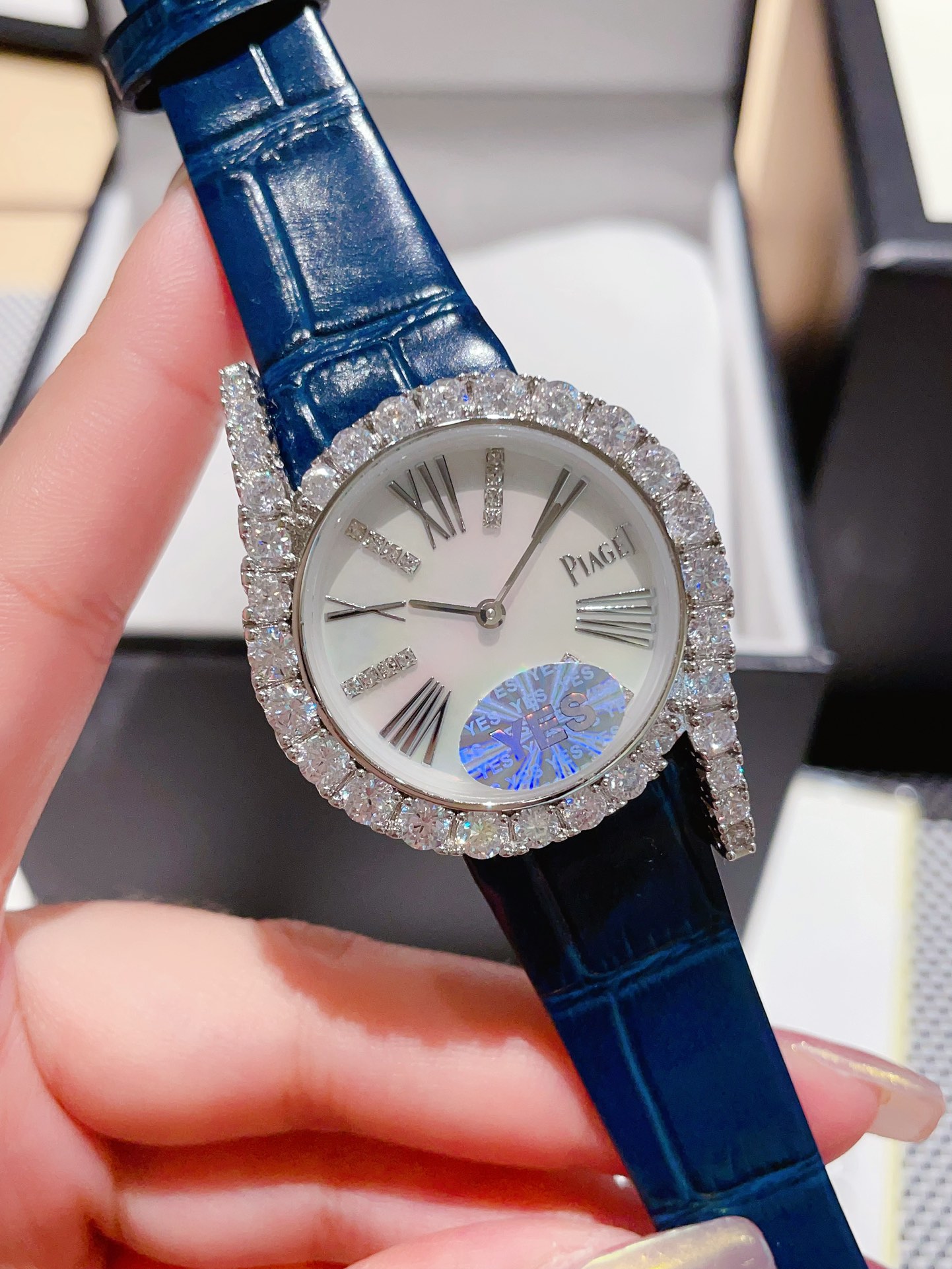 【钻面💰360 🍀伯爵全新Limelight Gala系列!该款接近原装,每颗钻都很大颗,很饱满,真正的珠宝镶,物美价廉,超越市场货! 走颜值路线的伯爵女表,公然表示,伯爵最好看的女表就是Limelight Gala。它的流线型设计带出了女人妩媚感,而且,非常有辨识型,属于“第一眼伯爵” 腕表以迷人的不对称曲线及精湛的宝石镶嵌工艺,杰出设计及珠宝完美融为一体!全新作品嵌入直径更大的华丽美钻,莹白臻美的珍珠贝表盘。 尺寸:32mm:原装进口石英机芯 凸显钻石的熠熠华彩,诠释隽永不凡的经典设计🍀🍀🍀