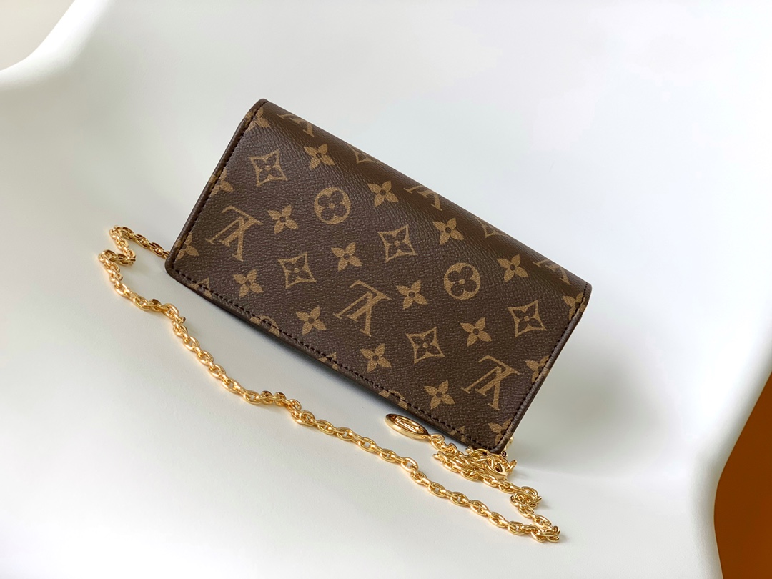 p550 M82509  Lily Wallet On Chain 手袋以 Monogram 帆布裁出方正构型