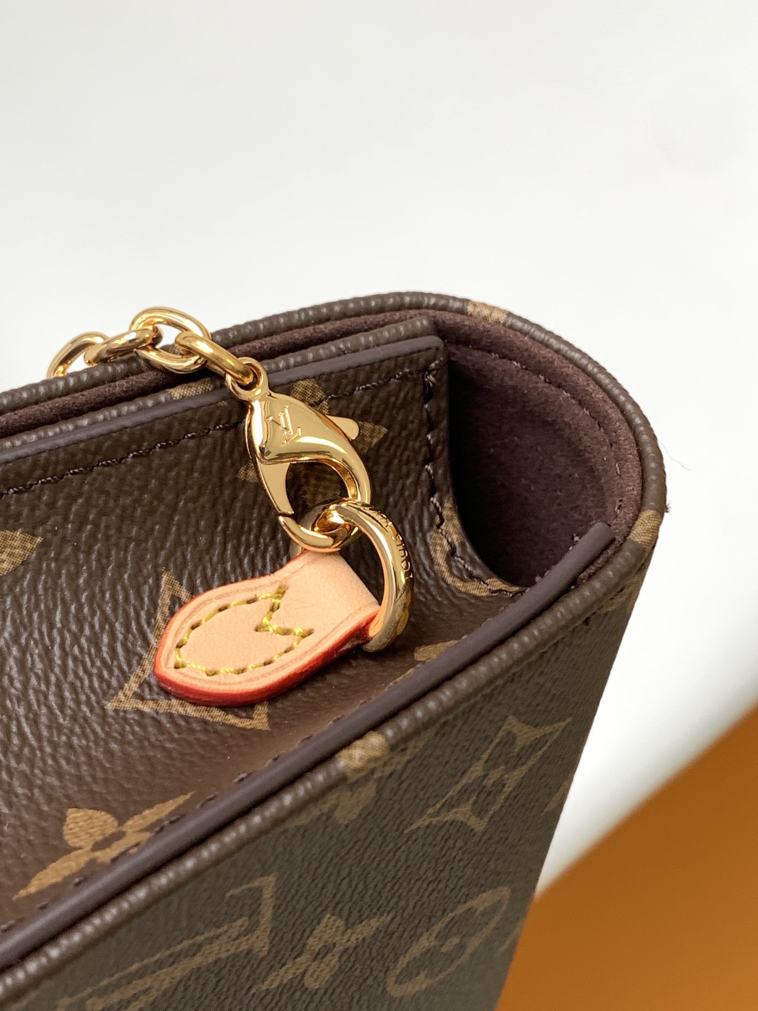 p550 M82509  Lily Wallet On Chain 手袋以 Monogram 帆布裁出方正构型