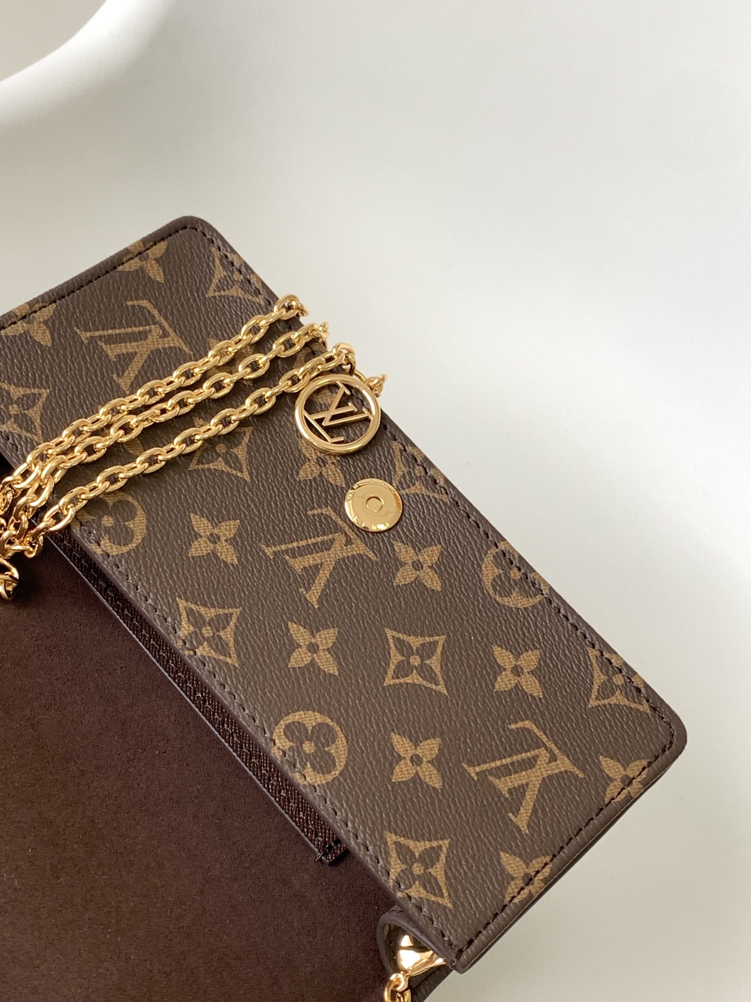 p550 M82509  Lily Wallet On Chain 手袋以 Monogram 帆布裁出方正构型