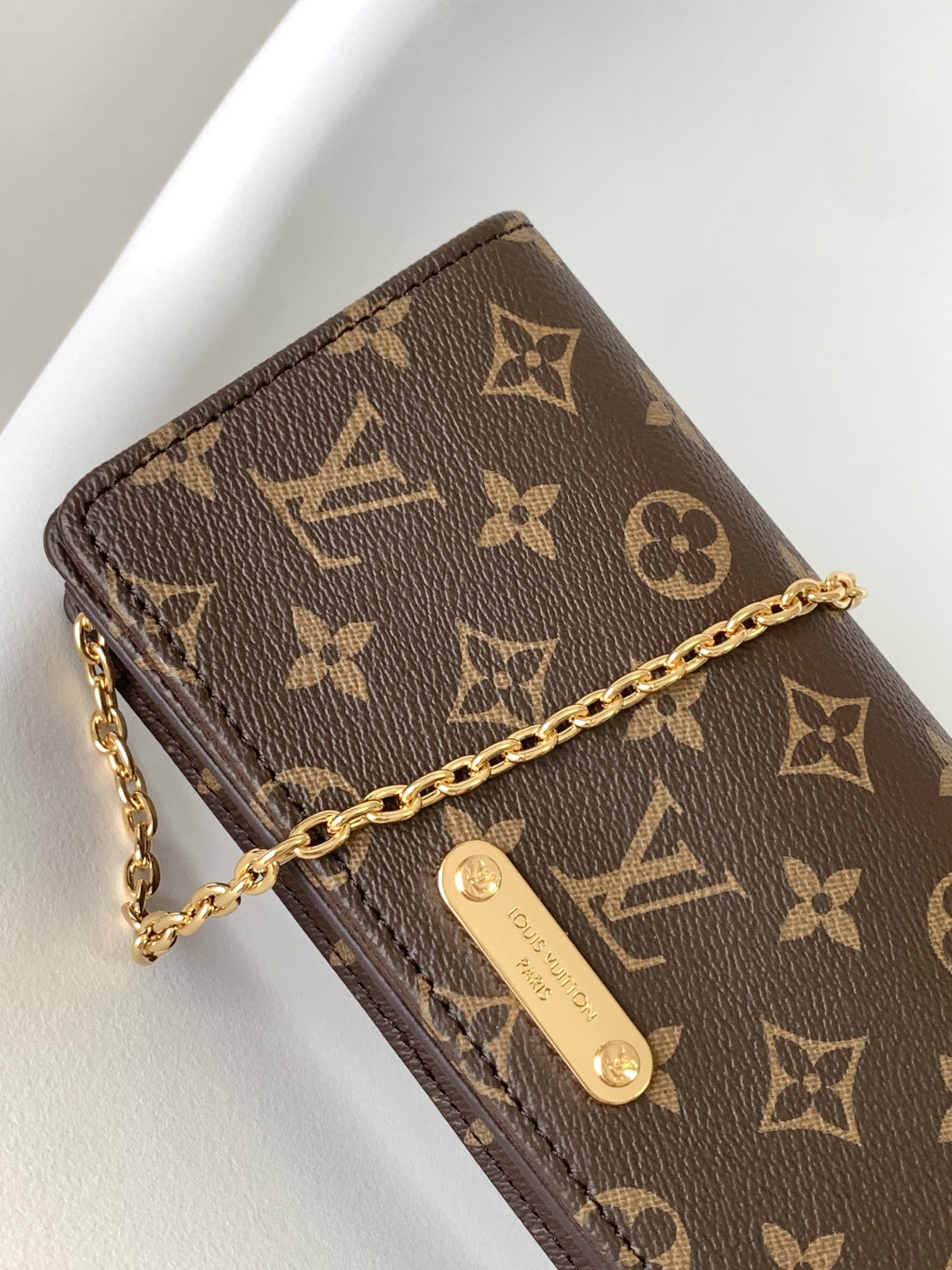 p550 M82509  Lily Wallet On Chain 手袋以 Monogram 帆布裁出方正构型