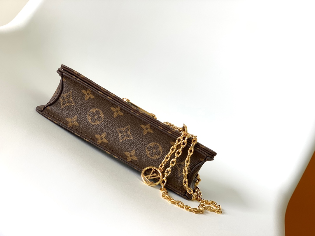 p550 M82509  Lily Wallet On Chain 手袋以 Monogram 帆布裁出方正构型