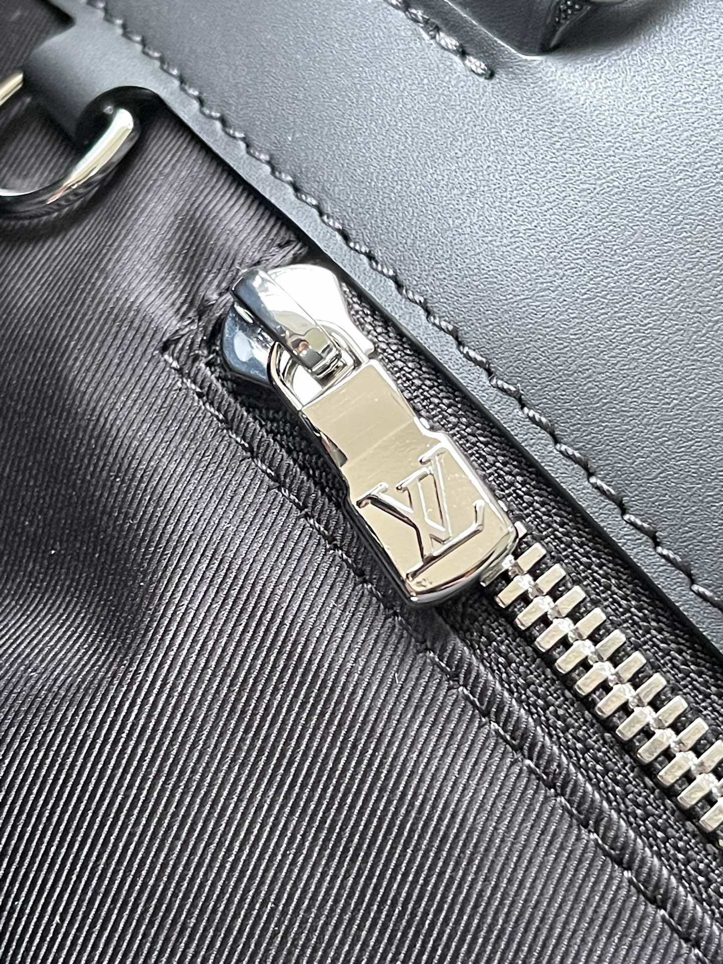 this Sac Plat 24H tote features easy-access exterior patch pockets on - Bag 8