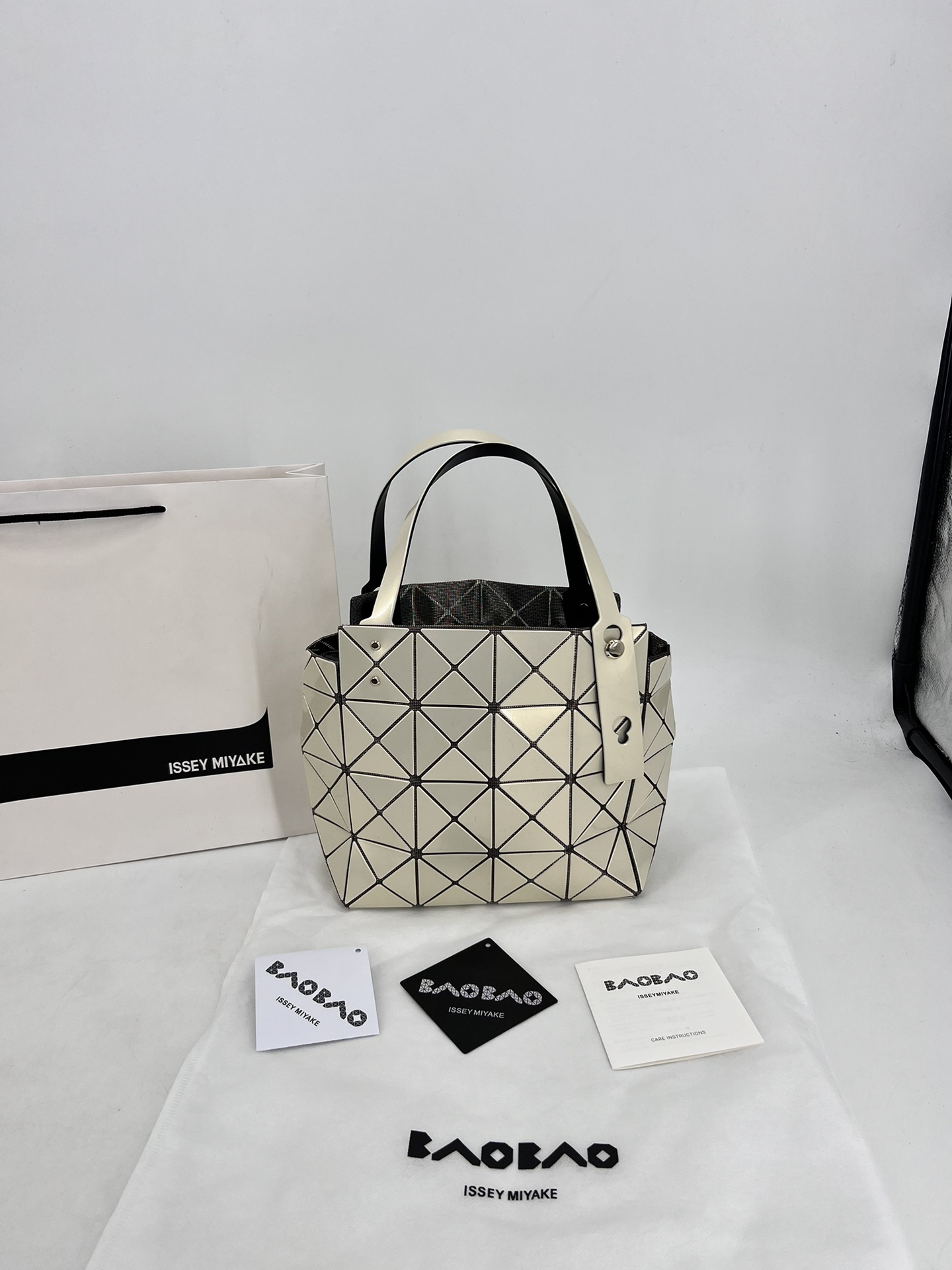 Issey Miyake ～三宅一生 9月新款钻石方盒包大小号 新系列CARAT让人想起宝石的雕刻切割