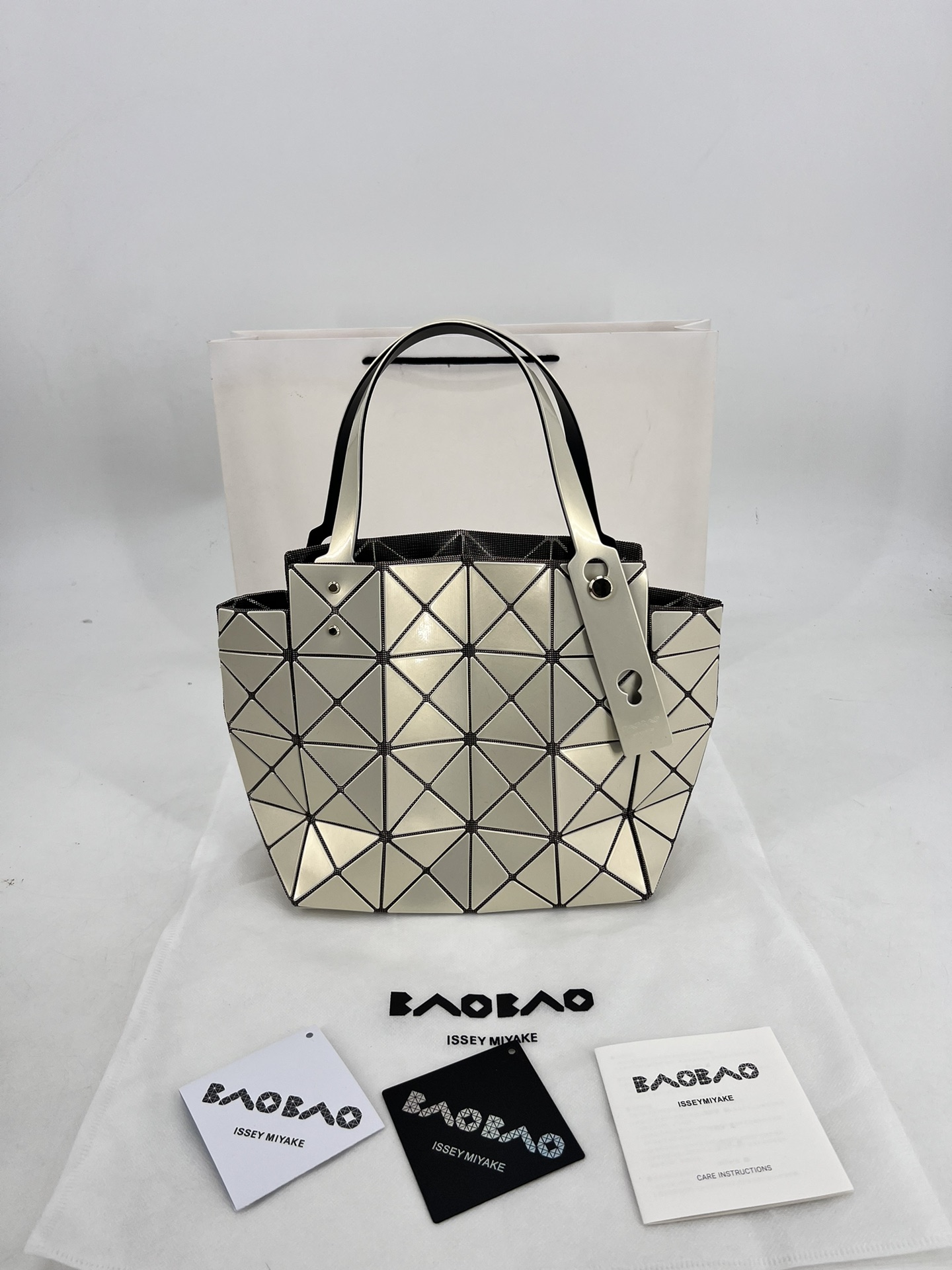 Issey Miyake ～三宅一生 9月新款钻石方盒包大小号 新系列CARAT让人想起宝石的雕刻切割