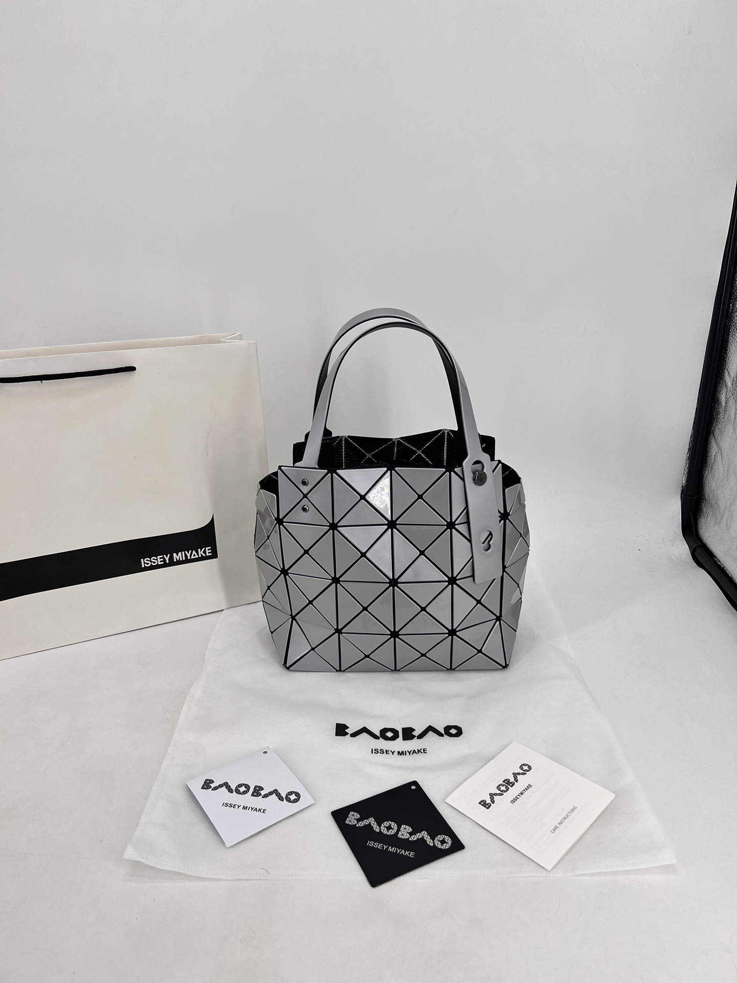 Issey Miyake ～三宅一生 9月新款钻石方盒包大小号 新系列CARAT让人想起宝石的雕刻切割