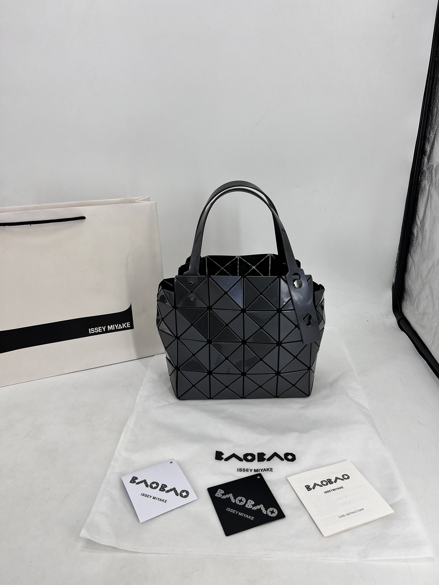 Issey Miyake ～三宅一生 9月新款钻石方盒包大小号 新系列CARAT让人想起宝石的雕刻切割