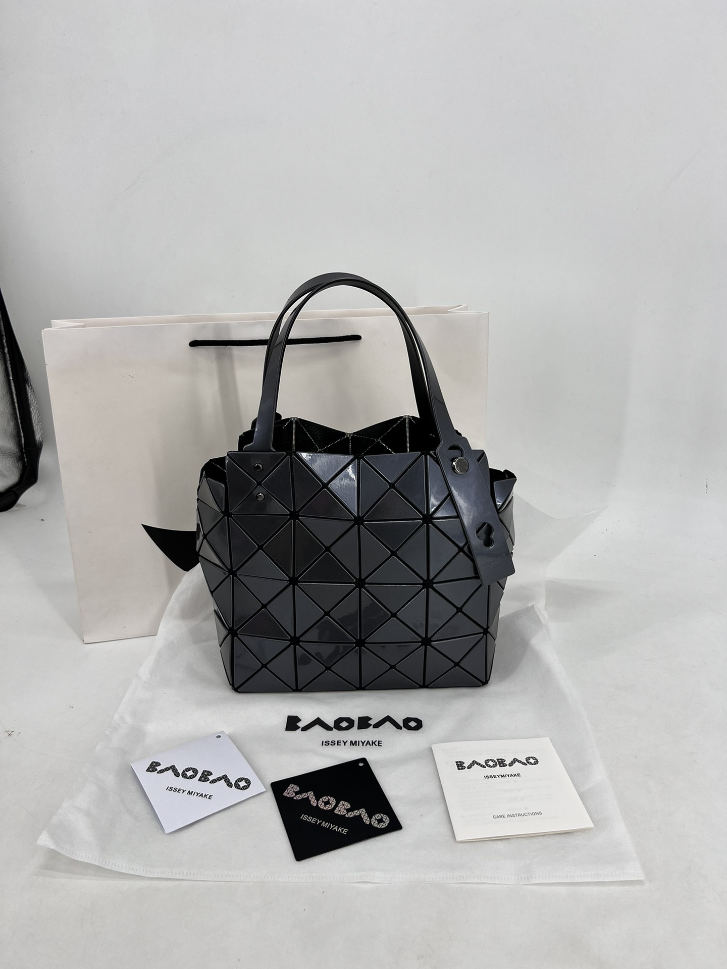 Issey Miyake ～三宅一生 9月新款钻石方盒包大小号 新系列CARAT让人想起宝石的雕刻切割