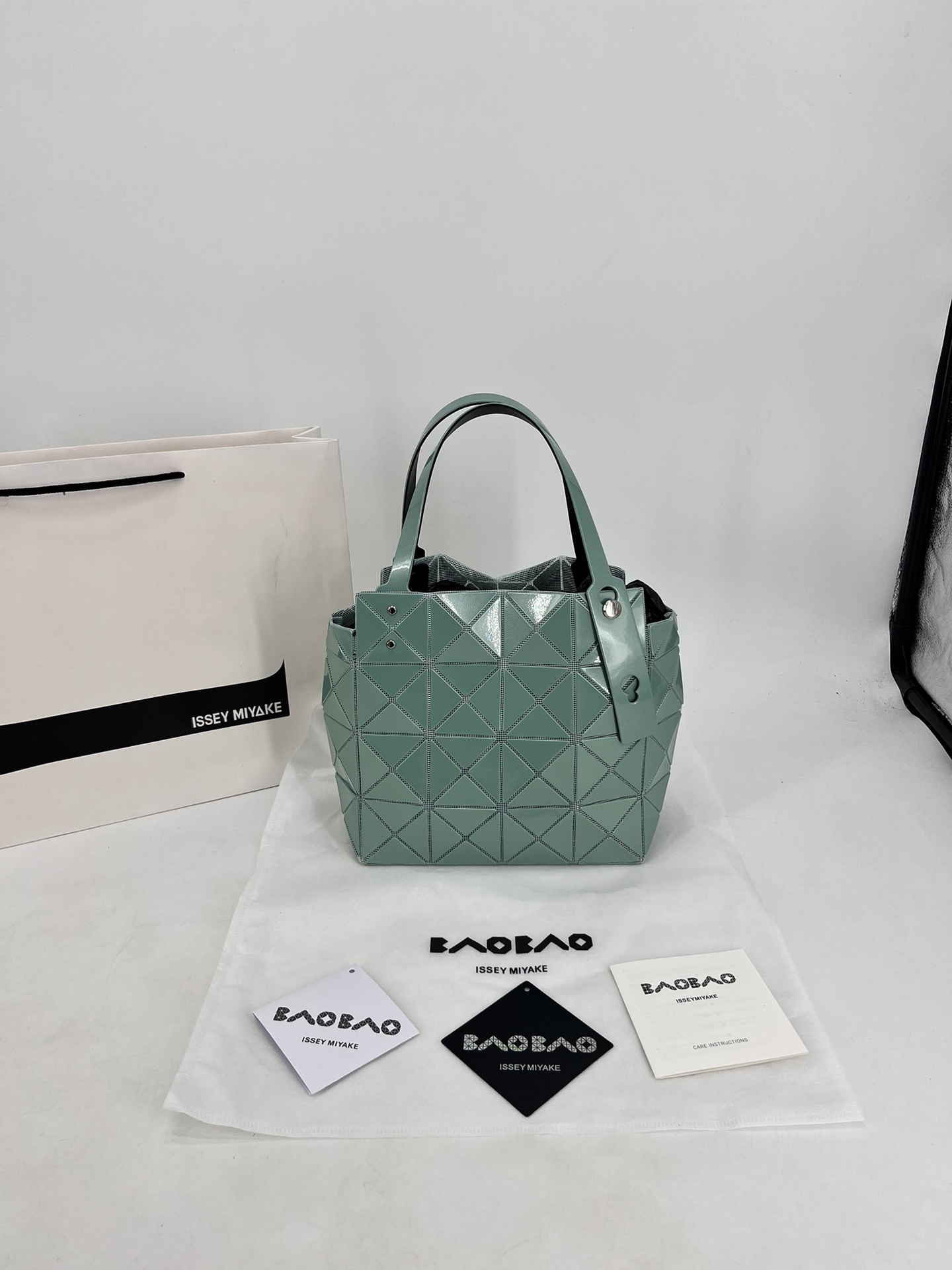 Issey Miyake ～三宅一生 9月新款钻石方盒包大小号 新系列CARAT让人想起宝石的雕刻切割
