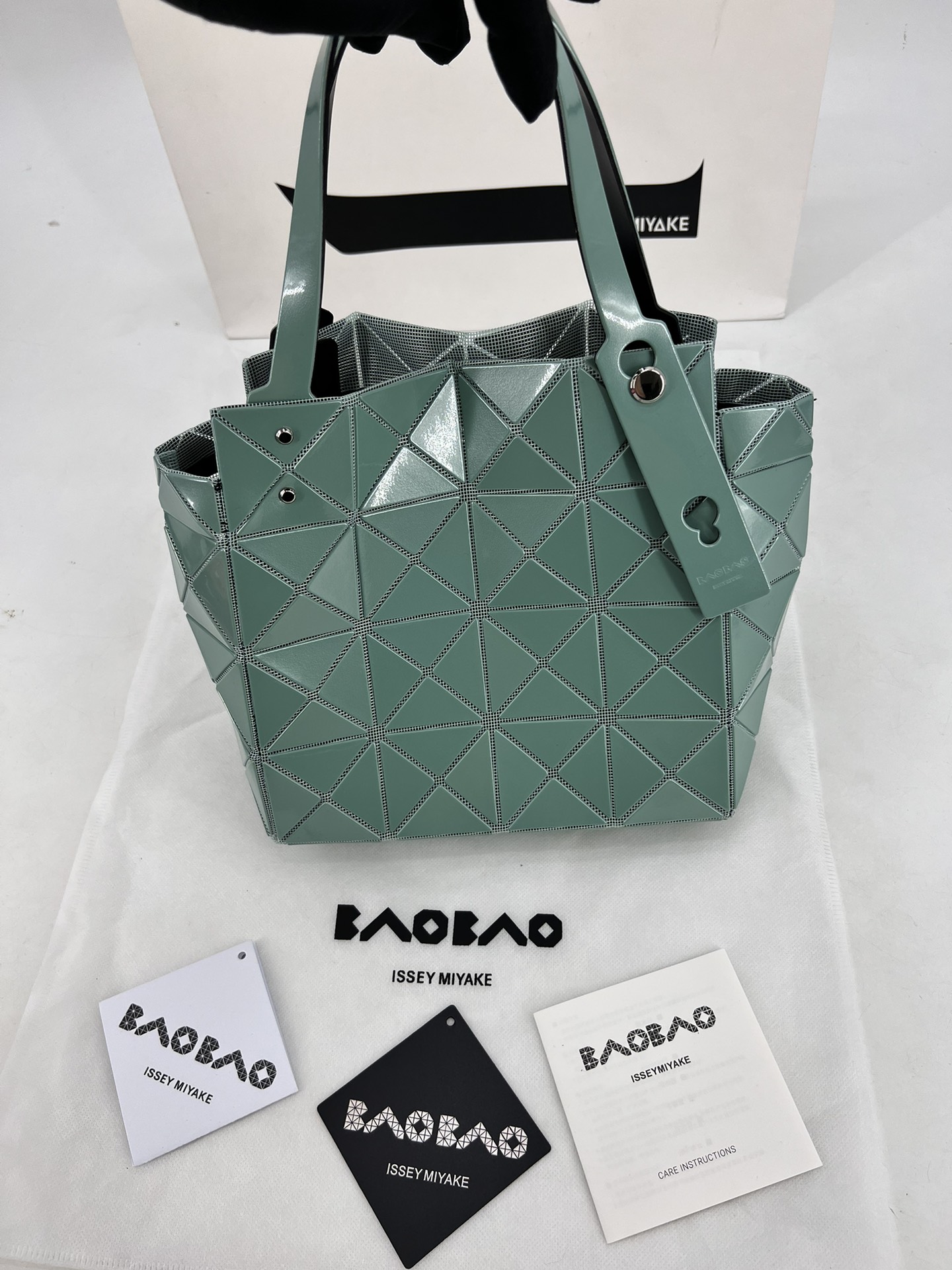 Issey Miyake ～三宅一生 9月新款钻石方盒包大小号 新系列CARAT让人想起宝石的雕刻切割