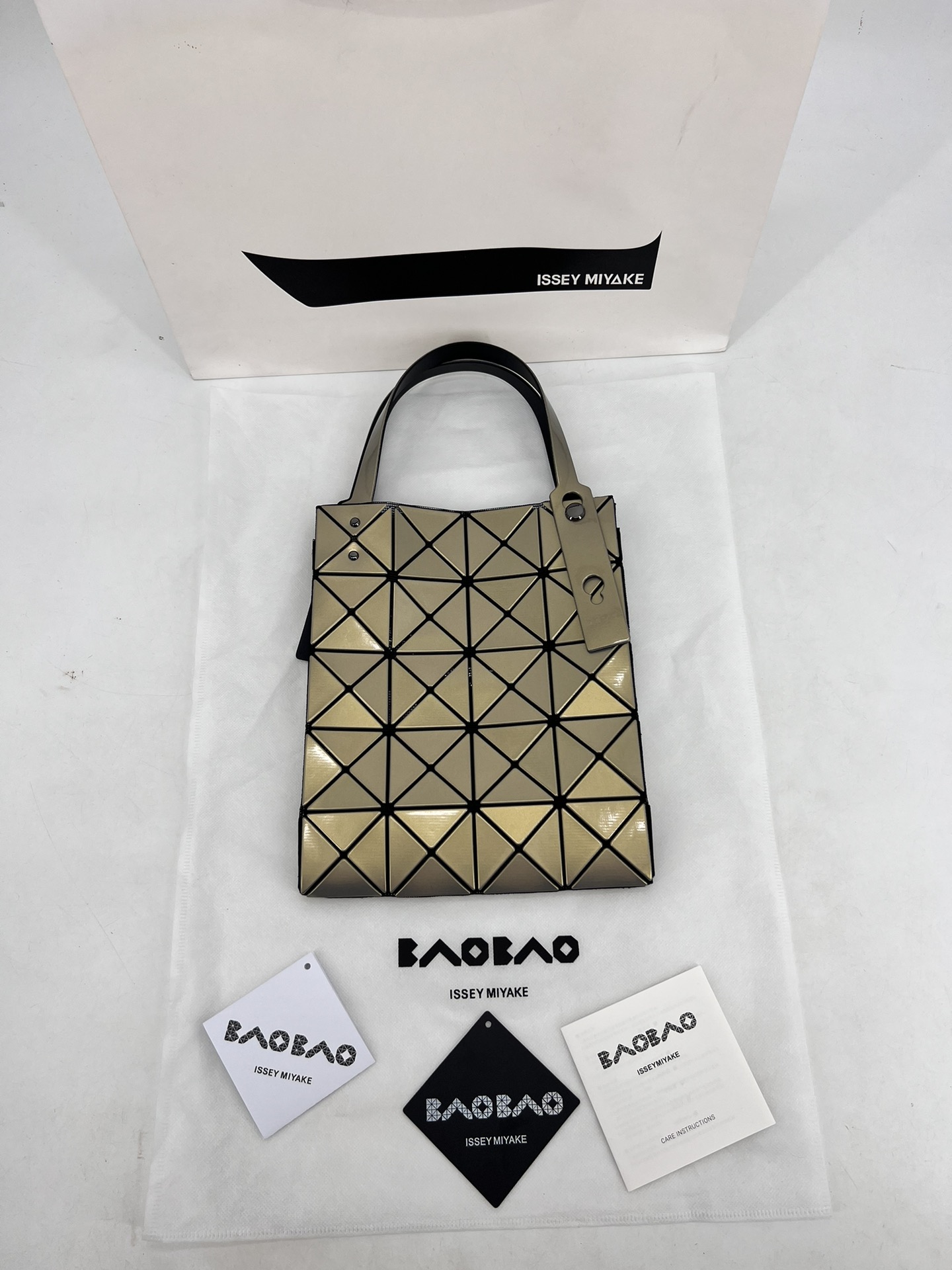 Issey Miyake ～三宅一生 9月新款钻石方盒包大小号 新系列CARAT让人想起宝石的雕刻切割