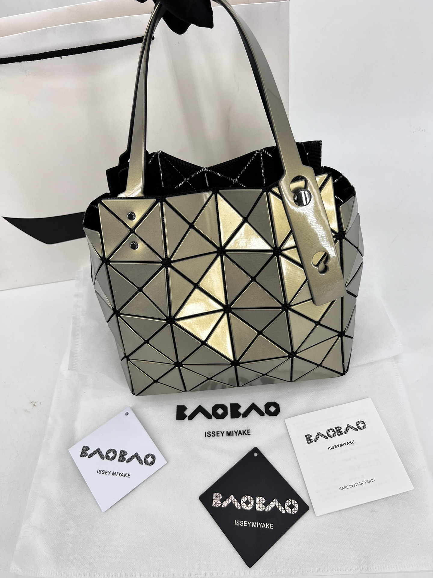 Issey Miyake ～三宅一生 9月新款钻石方盒包大小号 新系列CARAT让人想起宝石的雕刻切割