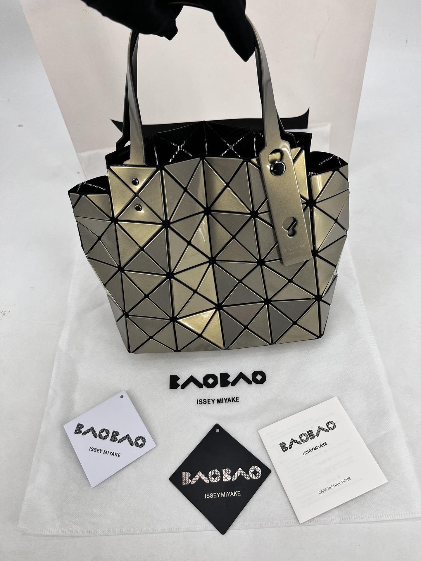 Issey Miyake ～三宅一生 9月新款钻石方盒包大小号 新系列CARAT让人想起宝石的雕刻切割