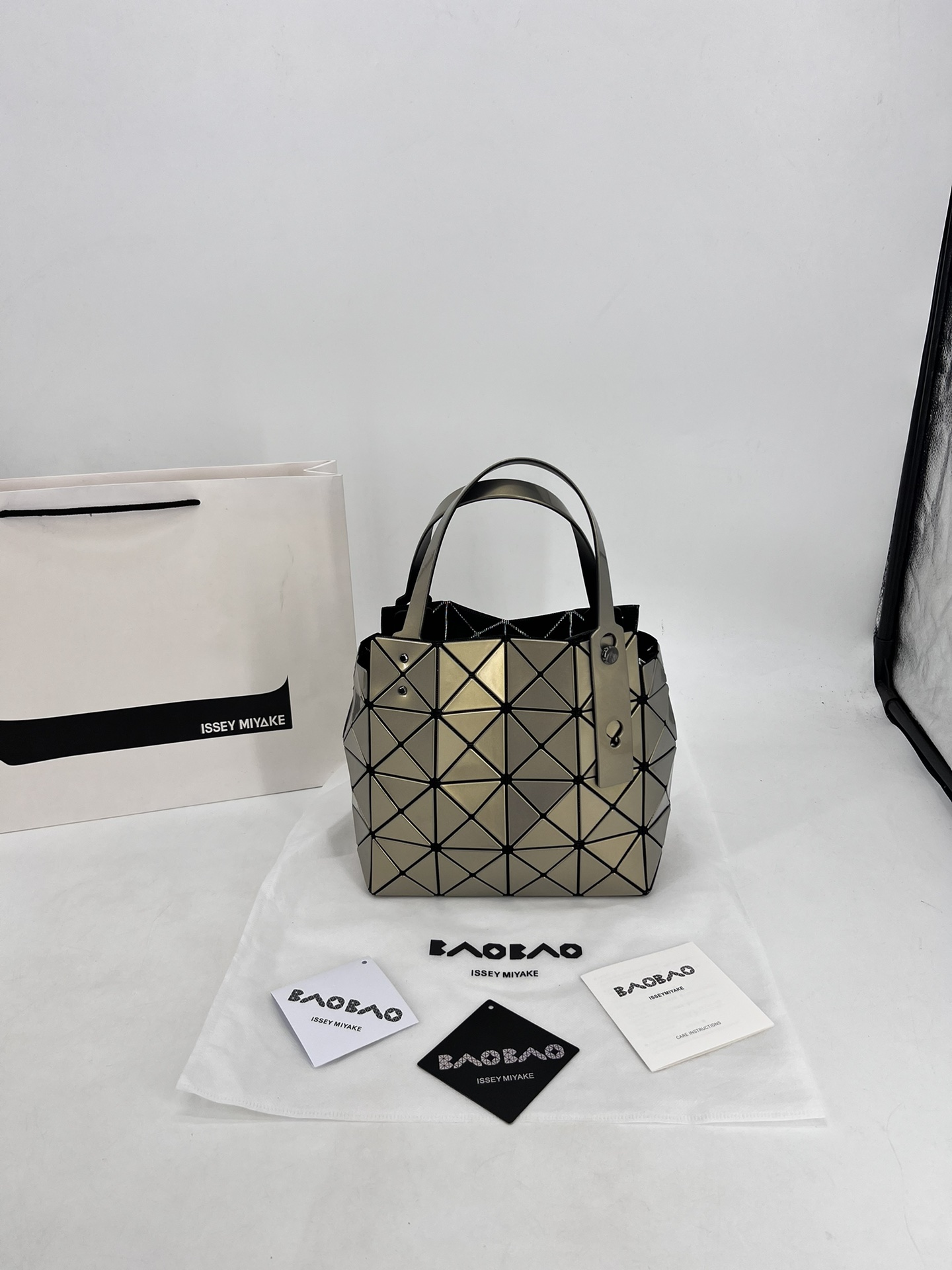 Issey Miyake ～三宅一生 9月新款钻石方盒包大小号 新系列CARAT让人想起宝石的雕刻切割