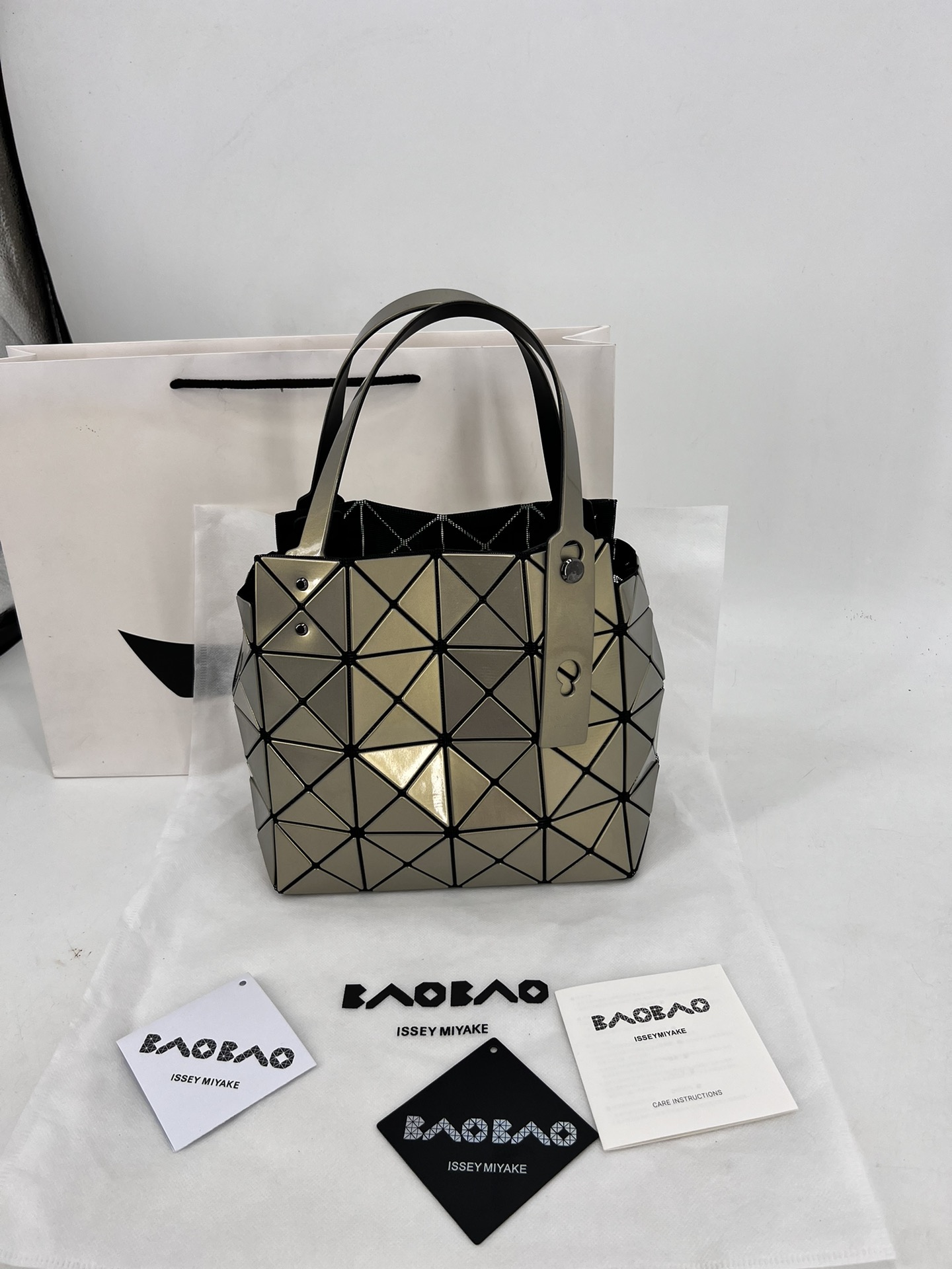Issey Miyake ～三宅一生 9月新款钻石方盒包大小号 新系列CARAT让人想起宝石的雕刻切割