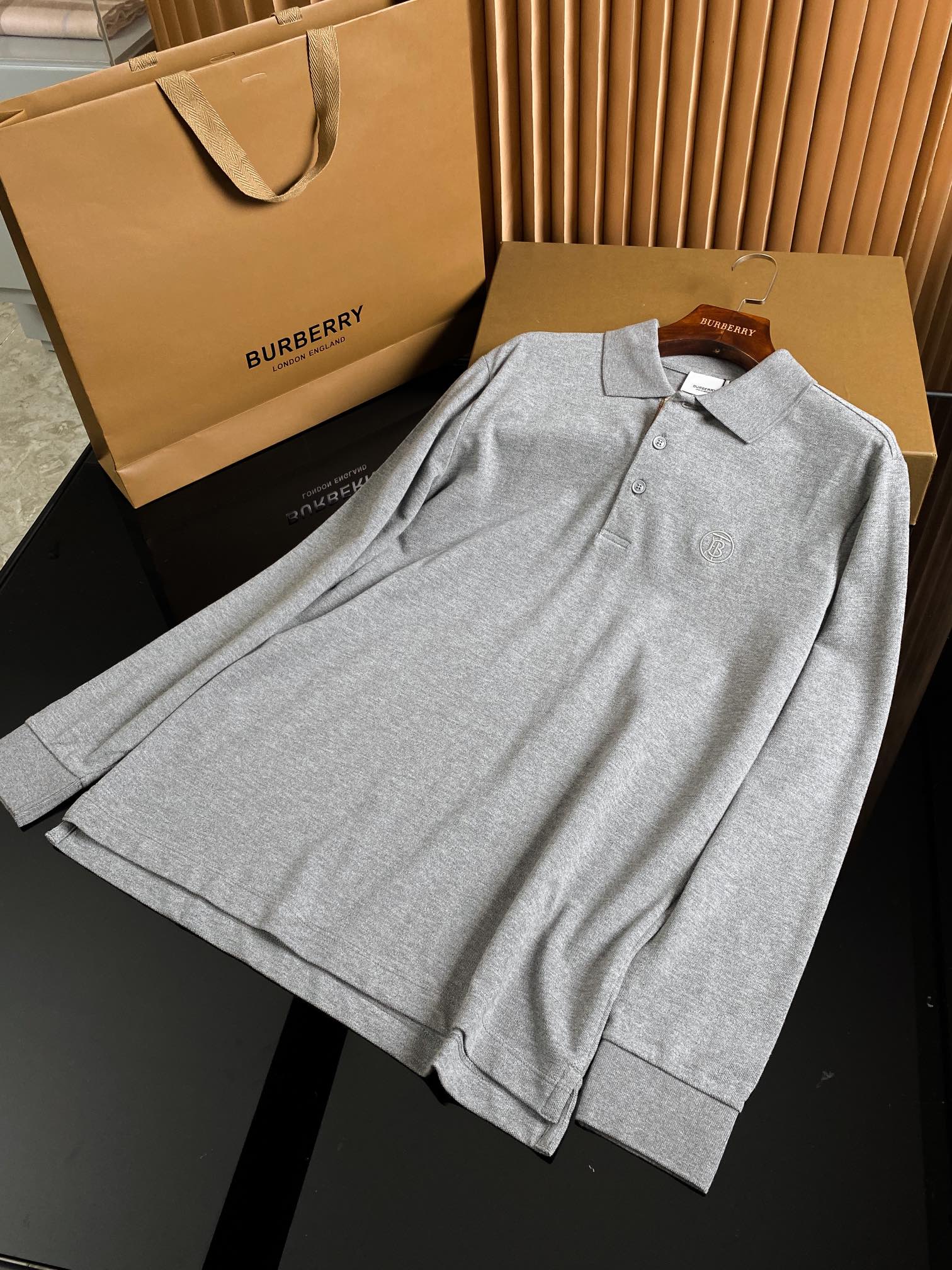 NO:786992,Product Code War Horse Embroidery Unisex Pique Cotton Long-Sleeved Polo Shirt [With Full Packaging] BUR’s trump channel, the fabric is yn fabric, I have always used this B fabric supplier to order the fabric directly, but this fabric supplier is very good, hundreds of pieces of fabrics will not be sold at all, so I ordered bulk fabrics, why do counters sell thousands of pieces each? Fabrics, fabrics are very rare, and they are sold outside.  Fabric color fastness, deformation, purity, and various data are not at the same level as ours. Good fabrics give us an intuitive feeling that they are high-end, comfortable, soft, delicate, and sinewy. Even if you don't understand fabrics, the touch can give you a new feeling. BUR's trump channel kills all versions on the market. It can only be said that they are not on the same level at all. Whether it is material, detail restoration, or craftsmanship, we are not afraid of any challenges, just to provide you with wonderful products.  Our model is matched with different colors of shell buttons according to the color of the fabric, and the details reflect the quality. The fullness and color fastness of the war horse embroidery are also Xingye's benchmark draft, and the war horse logo is also an iconic laogo that has been popular for many years!  If you need to give it as a gift, 10 or 20 pieces are not too much to buy back!  !  It's not picky at all. This style is suitable for the old, middle and young generations. It's very classic, otherwise the official website wouldn't publish it every year!  !  White is a very high-end and elegant color. It stands out from black and navy blue and is very versatile. Navy blue is also a very elegant color. Versatile black is not picky at all. The black style is suitable for the old, middle and young generations. It is very classic, otherwise the official website would not release it every year!  No one can go wrong with the navy blue color, which is suitable for everyone. You can try it enthusiastically. There are 4 different sizes. Please go to the size chart to view the size data!  ,Burberry-clothing,burberry,19860909商品编码 战马刺绣男女同款珠地棉质长袖polo衫【配全套包装】BUR王牌渠道,面料是yn面料,一直都用这家B家面料供货商,直接订的面料,但是这个面料商非常牛,几百件的面料人家根本不会卖,所以订的是大货面料,专柜为啥卖几千一件,面料啊,面料非常稀罕,外面的货, 面料色牢度,变型度,纯正度,各种数据和我们完全不在一个层次上,好面料带给我们直观感受就是高级,舒适,柔软细腻有筋骨,即使你不懂面料,触感也能给与你全新的感受. BUR王牌渠道 秒杀市面上一切版本 只能说根本就不是一个级别的存在 不管是材质还是细节还原度以及工艺制作方面不惧任何挑战,只为给大家奉献绝妙产物 我们这款是根据面料的色系搭配不同颜色的贝壳纽,细节体现品质.战马刺绣饱满度以及色牢度也是兴业标杆稿,战马标志也是之前一直是流行了好多年的标志性laogo！ 如果有送人需求,10件,20件的买回去都不嫌多 ！！完全不挑人,这个款式,适合老中青三代,非常经典,要不然官网也不会每年都出！！ 白色,是一个非常高级兼气质的颜色,比黑色、藏青出挑,又很百搭.海军蓝色,也是一个很气质的颜色.百搭的黑色,完全不挑人,黑色这个款式,适合老中青三代,非常经典,要不然官网也不会每年都出！谁穿都不会错的海军蓝色,适合所有人.大家可以踊跃尝试. 码数有4个分别是尺码数据请移步尺码表查看！,博柏利-服装,burberry,,Women's clothing