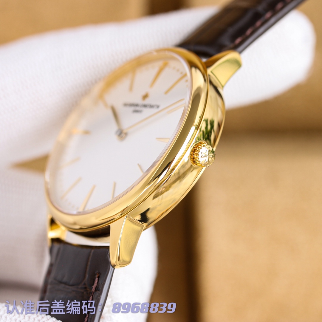 下单优惠100， 【高端复刻】💰620！
【定制一体机】💰950！
江诗丹顿VC传承系列85180(三针透底)/81180(两针密底)腕表，完美圆形的表壳，搭配微孤式表耳设计，使之更加贴合佩戴者的手腕。简约大气的表盘设计，低调不失奢华。【机芯】搭载进口9015一体机机芯，精准耐用。【表镜】双卜拱型蓝宝石玻璃镜面，均有防眩晕镀膜处理。【表针】优雅剑型指针，尾部结合表盘弧度特殊压弯处理。【表带】双层意大利小牛皮，搭配马耳他十字针扣。尺寸40cm，追求完美，简约而不简单。