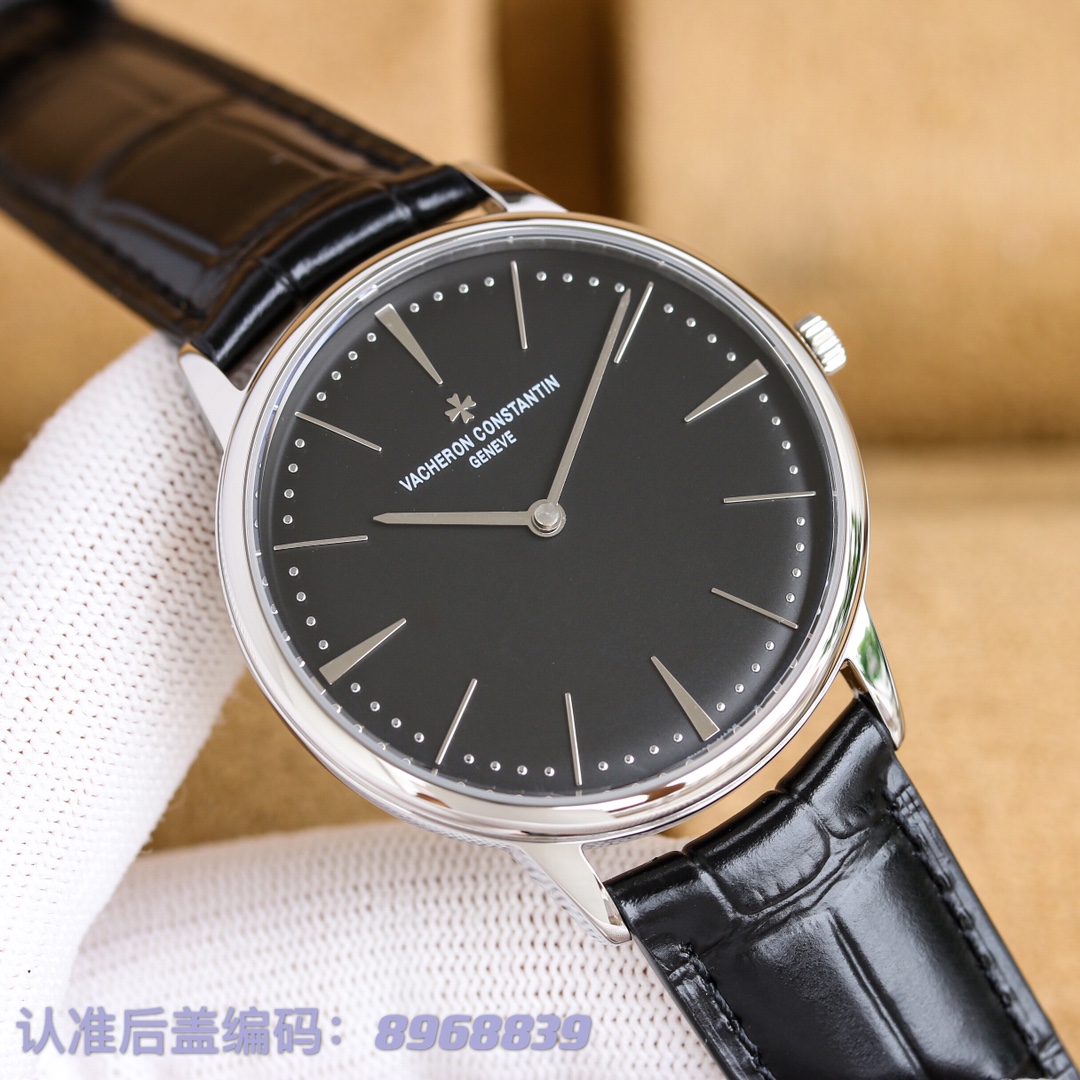 下单优惠100， 【高端复刻】💰620！
【定制一体机】💰950！
江诗丹顿VC传承系列85180(三针透底)/81180(两针密底)腕表，完美圆形的表壳，搭配微孤式表耳设计，使之更加贴合佩戴者的手腕。简约大气的表盘设计，低调不失奢华。【机芯】搭载进口9015一体机机芯，精准耐用。【表镜】双卜拱型蓝宝石玻璃镜面，均有防眩晕镀膜处理。【表针】优雅剑型指针，尾部结合表盘弧度特殊压弯处理。【表带】双层意大利小牛皮，搭配马耳他十字针扣。尺寸40cm，追求完美，简约而不简单。