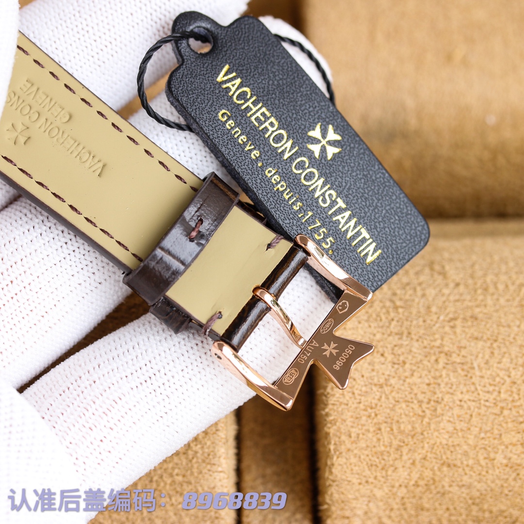 下单优惠100， 【高端复刻】💰620！
【定制一体机】💰950！
江诗丹顿VC传承系列85180(三针透底)/81180(两针密底)腕表，完美圆形的表壳，搭配微孤式表耳设计，使之更加贴合佩戴者的手腕。简约大气的表盘设计，低调不失奢华。【机芯】搭载进口9015一体机机芯，精准耐用。【表镜】双卜拱型蓝宝石玻璃镜面，均有防眩晕镀膜处理。【表针】优雅剑型指针，尾部结合表盘弧度特殊压弯处理。【表带】双层意大利小牛皮，搭配马耳他十字针扣。尺寸40cm，追求完美，简约而不简单。
