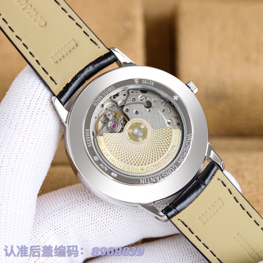 下单优惠100， 【高端复刻】💰620！
【定制一体机】💰950！
江诗丹顿VC传承系列85180(三针透底)/81180(两针密底)腕表，完美圆形的表壳，搭配微孤式表耳设计，使之更加贴合佩戴者的手腕。简约大气的表盘设计，低调不失奢华。【机芯】搭载进口9015一体机机芯，精准耐用。【表镜】双卜拱型蓝宝石玻璃镜面，均有防眩晕镀膜处理。【表针】优雅剑型指针，尾部结合表盘弧度特殊压弯处理。【表带】双层意大利小牛皮，搭配马耳他十字针扣。尺寸40cm，追求完美，简约而不简单。
