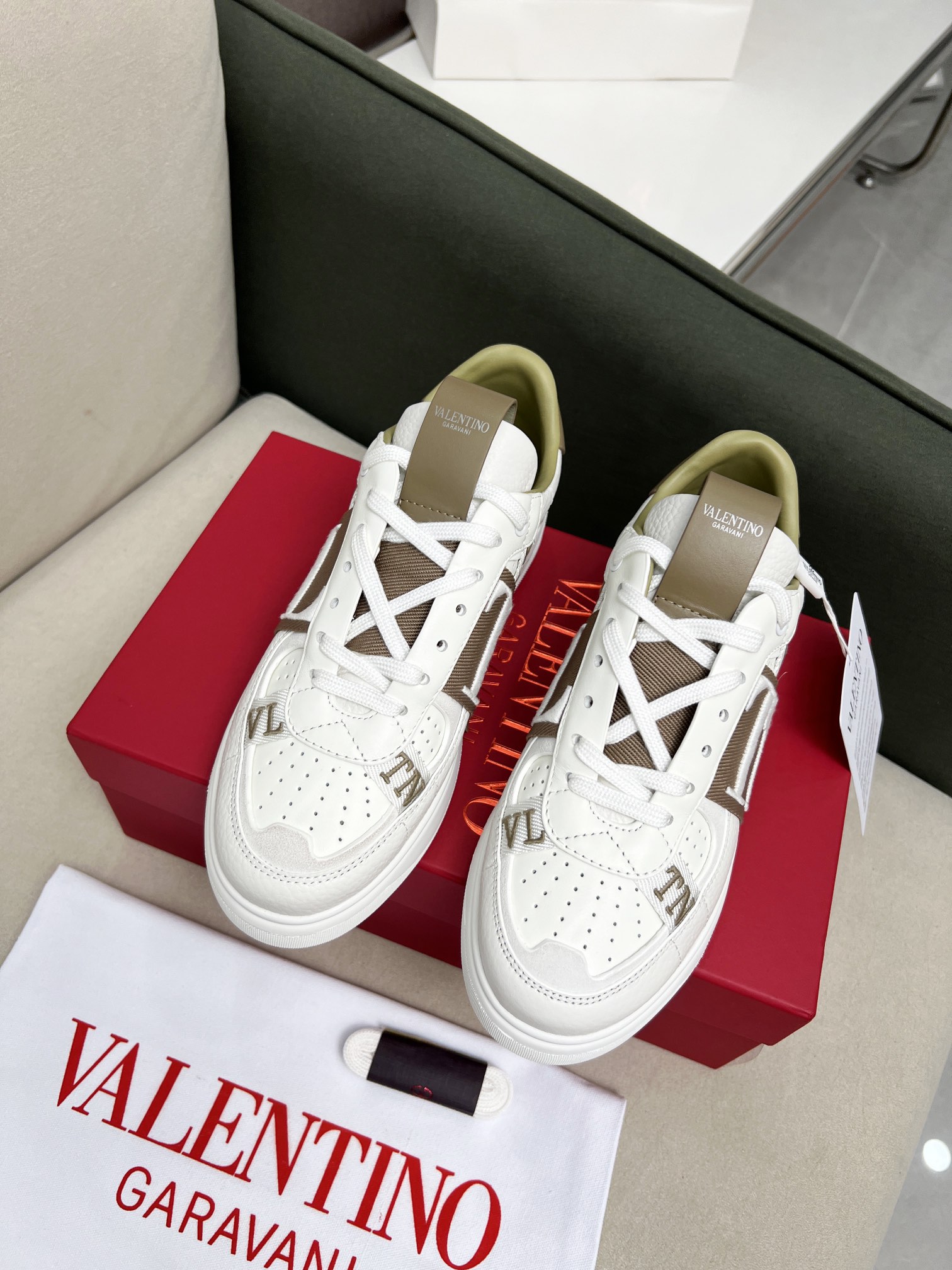 Luxo
 Valentino Sapatos Tênis Pele de vitelo Couro vaca Borracha Calças moletom