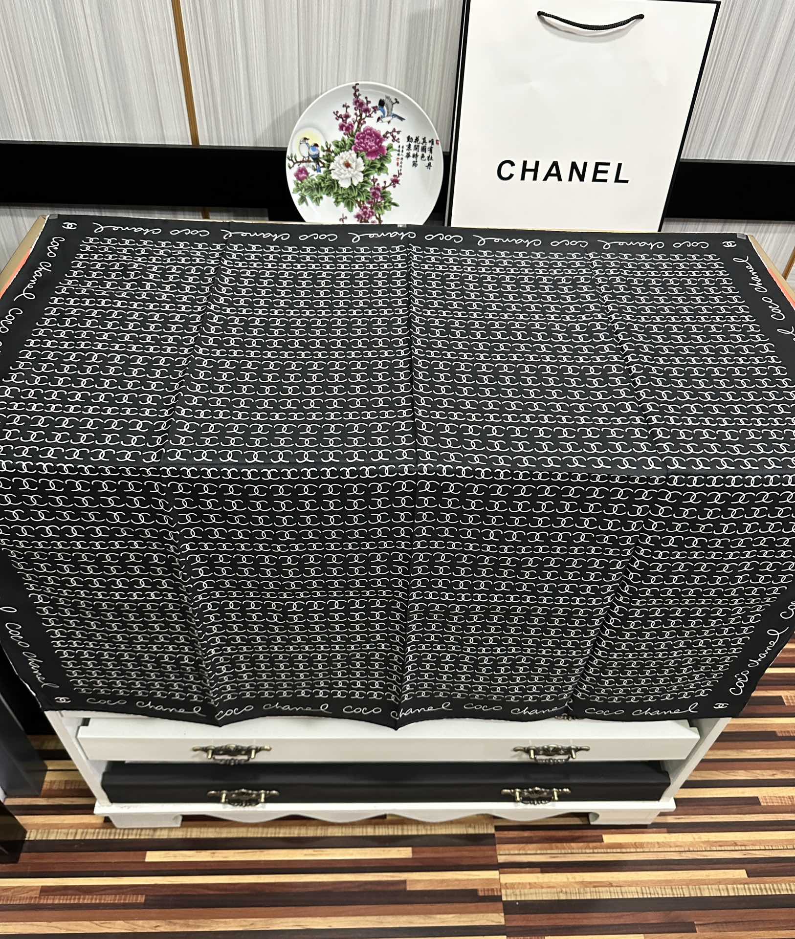 CHANEL香奈儿童趣字母真丝围巾