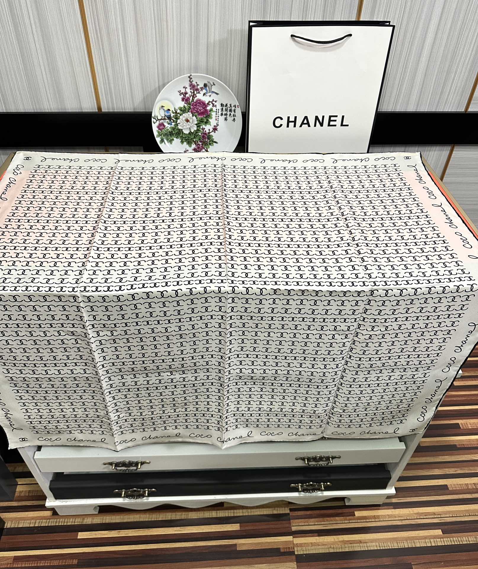 CHANEL香奈儿童趣字母真丝围巾