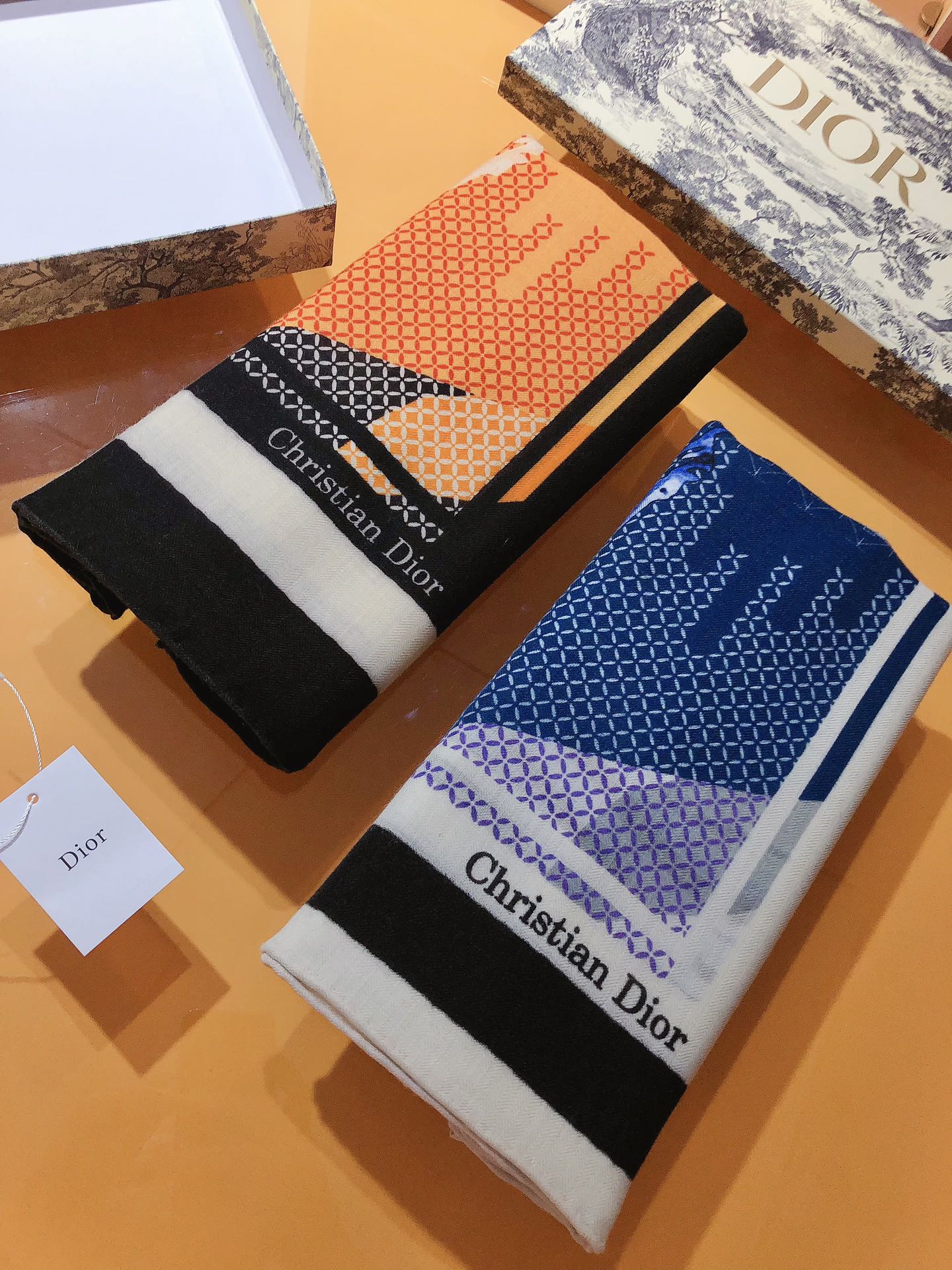 NO:172203,RDO2331 original single D home 140cm velvet square scarf, cool style, using top velvet material to create a baby's skin-like feel, the most accurate printing process in the industry, the basic style with full colors and rich and casual matching, super practical, pure hand-made curly edges [lips] [lips] [specimen 140x140cm.70 cashmere 30 silk], high-version scarf, dior, real silk19860909RDO2331原单D家140cm丝绒方巾,高冷范,采用顶级丝绒材质,打造如婴儿肌肤般的手感, 业内最精确的印花工艺 色彩饱满丰富随意配搭的基础款 超实用 纯手工卷边[嘴唇][嘴唇]【规格140x140cm.70羊绒30真丝】,高版本围巾,dior,real silk,scarf