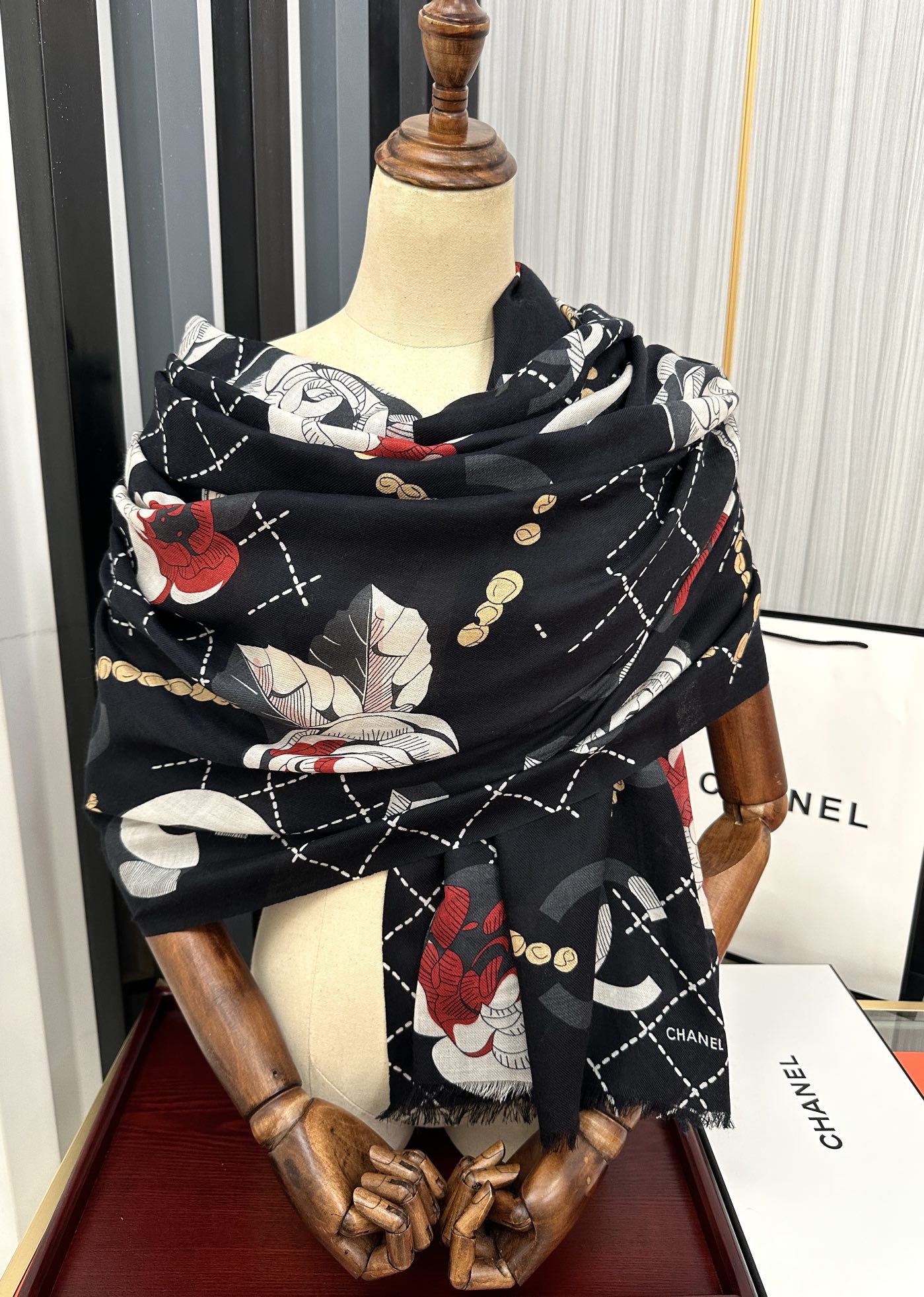 CHANEL香奈儿花朵双c羊绒长巾