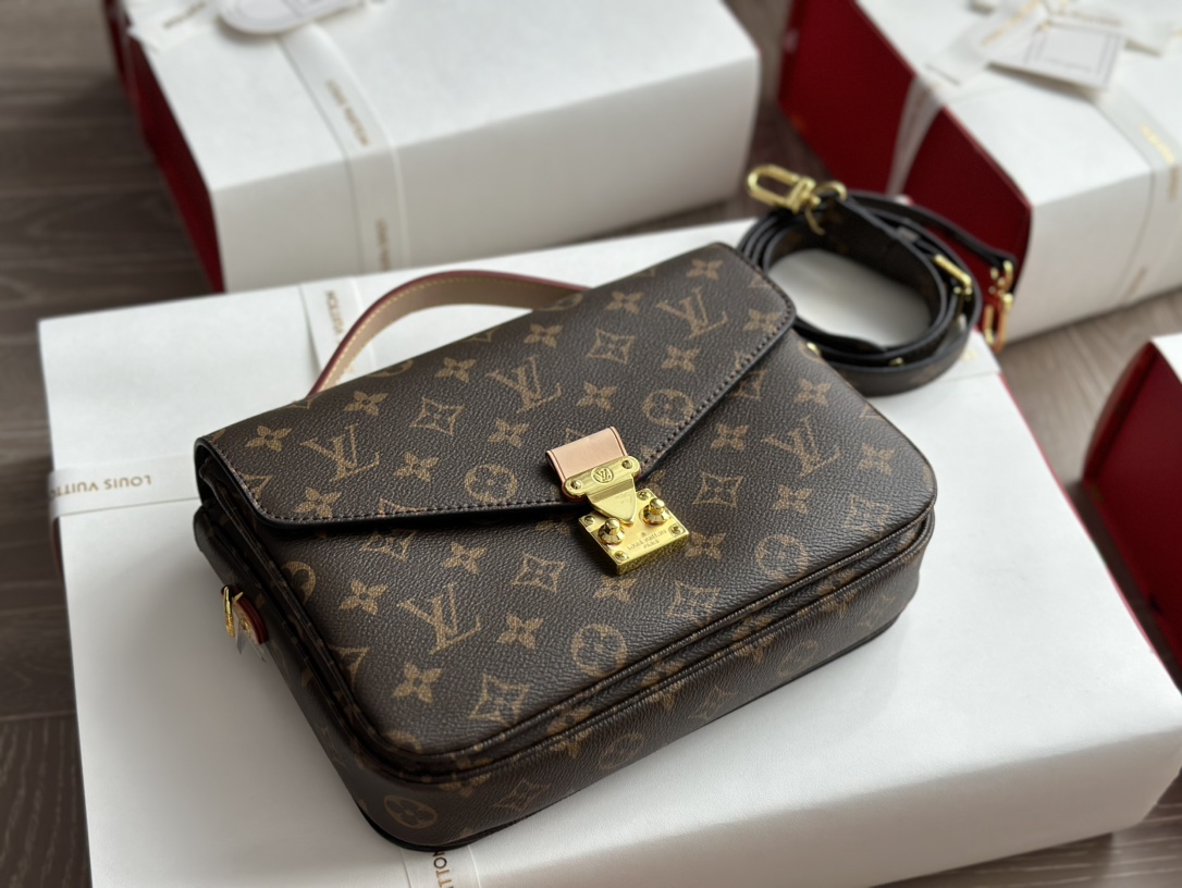 Louis Vuitton Handbags Messenger Bags Best AAA+
 Cowhide M40780