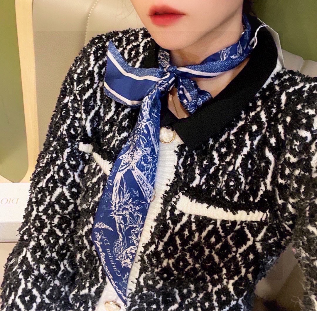 NO:378779,Very beautiful D home scarf!  Double silk!  It is a variety of uses, and it is very unique when tied up, as a headband or a small scarf. It is also very beautiful when paired with a simple base or a shirt hanging around the neck!  Silk!  The latest style of counter scarves, streamers, hair tie, dior, shirts, real silk19860909特超好看D家丝巾！双层真丝！ 多种用途,绑包包上,当发带或者小领巾都相当别致 配简单打底或者衬衫随便往脖子一挂也是极好看的！ 真丝！专柜最新款丝巾,飘带，发束,dior,shirts,real silk,accessory