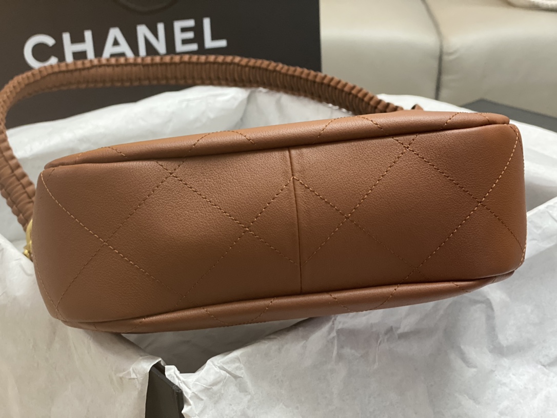Chanel 专柜款经典手袋 4