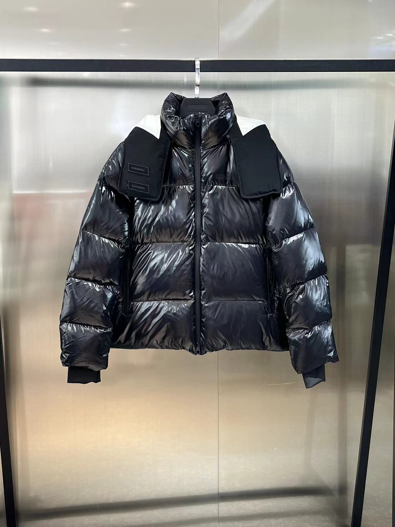 Guangzhou high-version Burberry women's detachable hood nylon down jacket. Sizes: S, M, L, XL. Colors: black, white.-Big cat