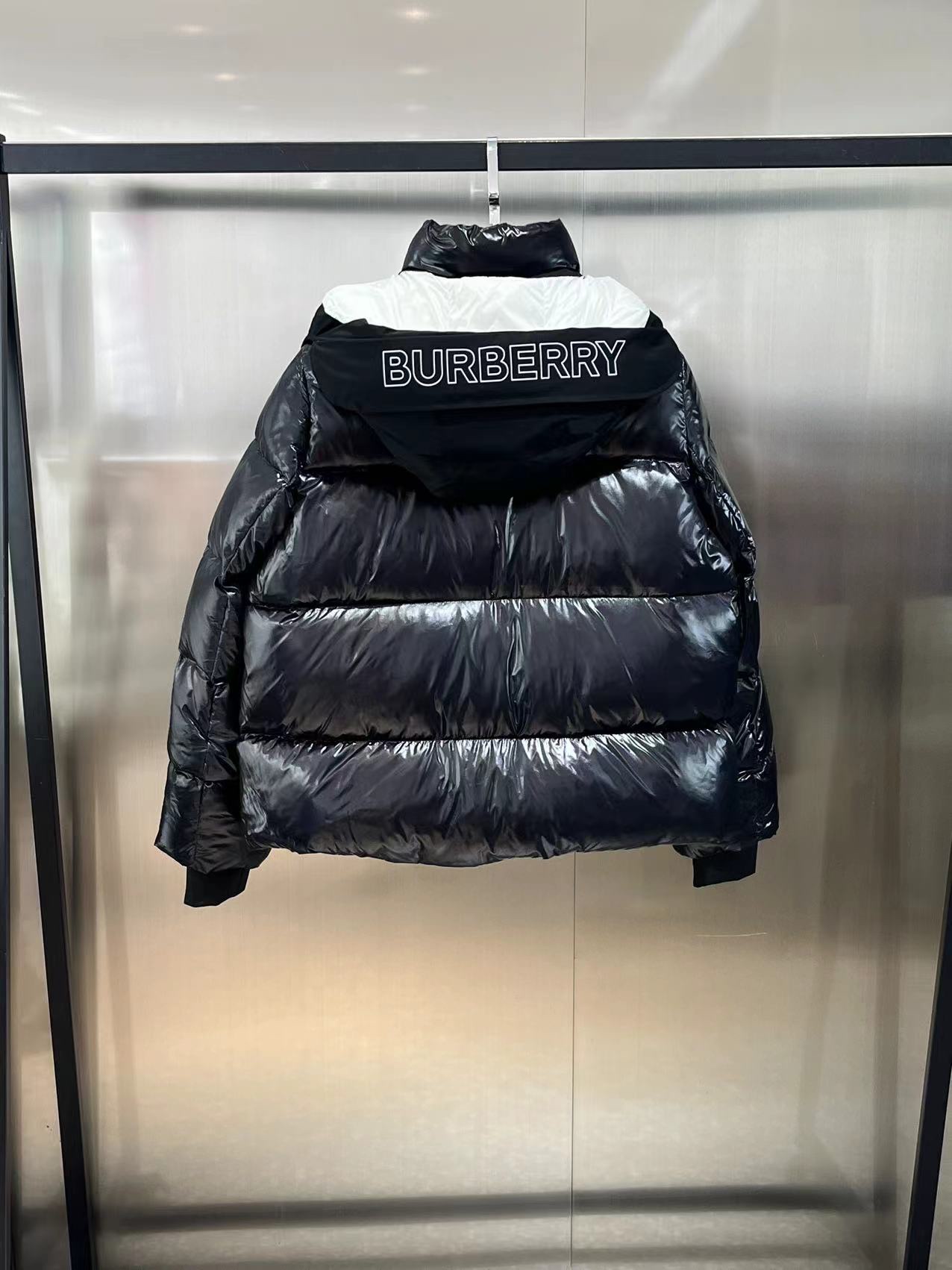 Guangzhou high-version Burberry women's detachable hood nylon down jacket. Sizes: S, M, L, XL. Colors: black, white.-Big cat