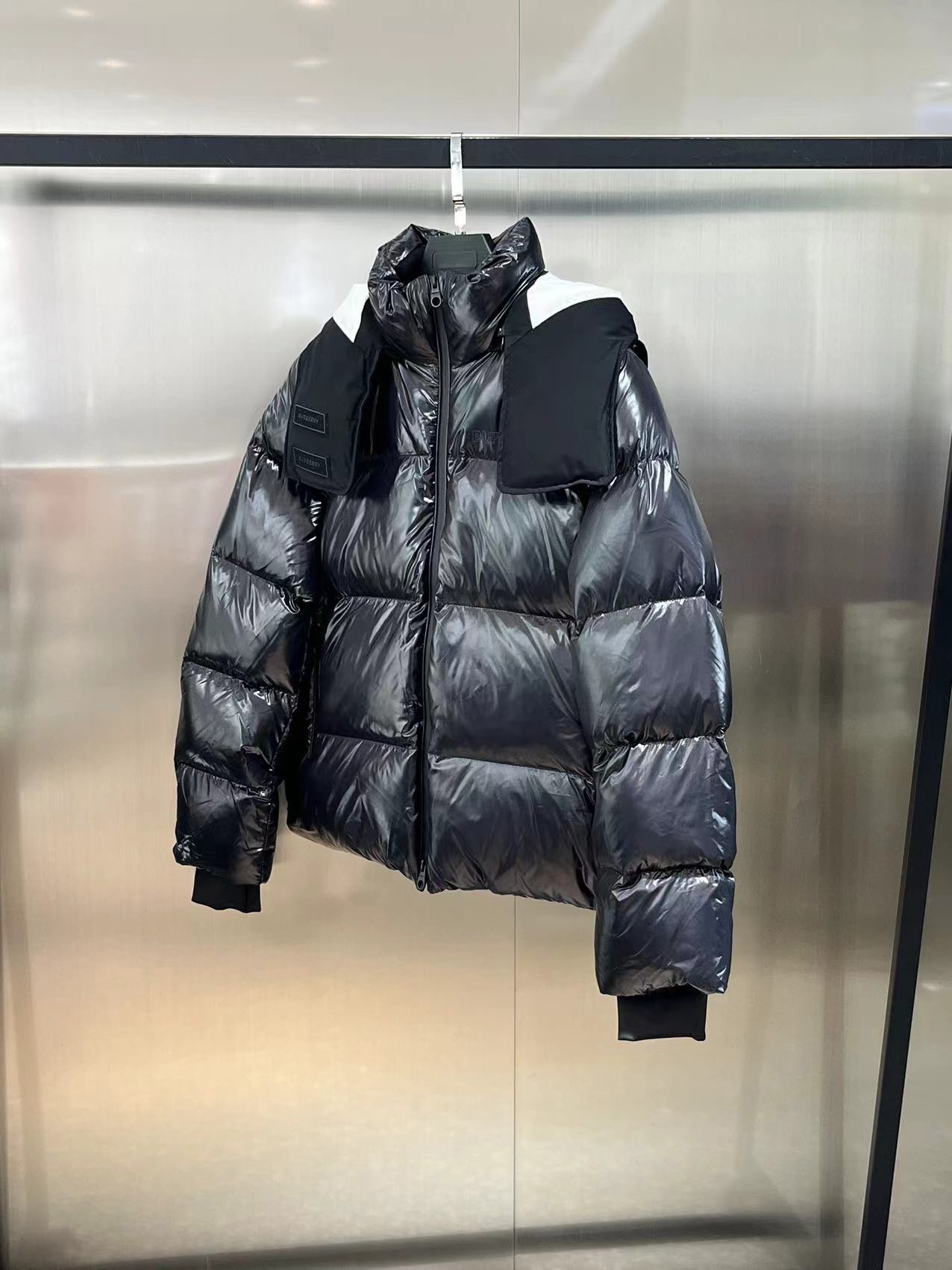 Guangzhou high-version Burberry women's detachable hood nylon down jacket. Sizes: S, M, L, XL. Colors: black, white.-Big cat