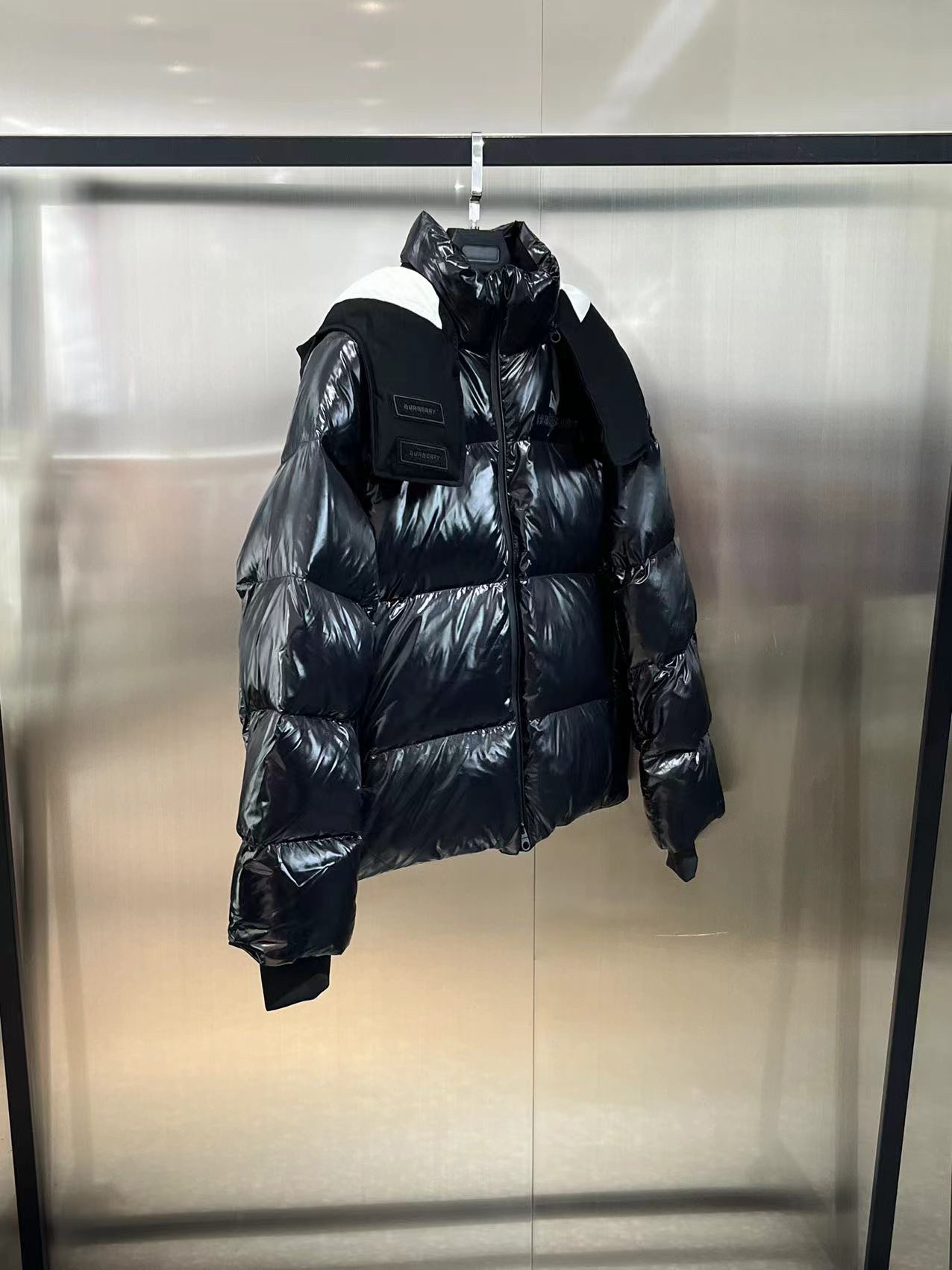 Guangzhou high-version Burberry women's detachable hood nylon down jacket. Sizes: S, M, L, XL. Colors: black, white.-Big cat