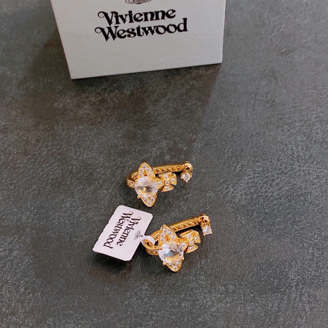 💰90 vivienne westwood西太后土星耳环!英国时装设计师,时装的朋克之母!时尚潮流风格,品质强大,超美的设计!简约大气刺绣Logo‼精致💎这个款不用担心不好看,因为经典的元素洋气的新设计!赠礼的完美之选,充分展现个性风范。品质非常整个首饰给人大牌气场的同时又非常精致,让整个人的层次提升好几个level💟绝对值得入手‼️🌟