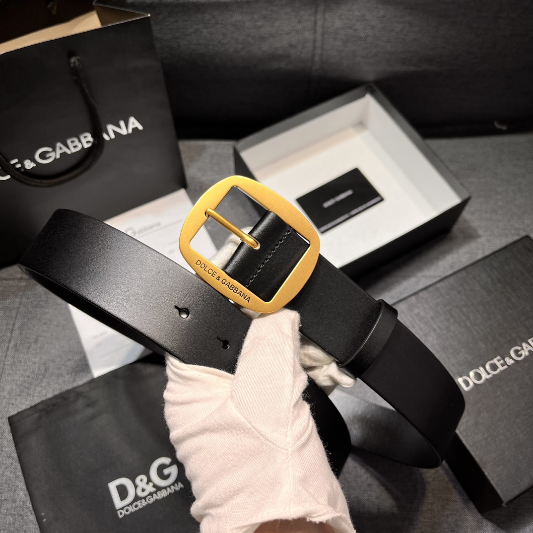    DG。宽.4.0cm  Dolce&Gabbana 新款 Re-Edition 时装秀是一次回归品
