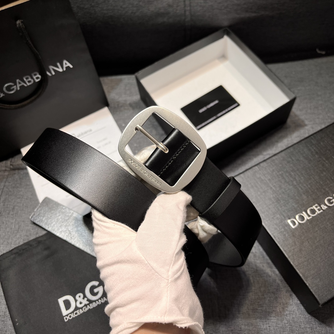    DG。宽.4.0cm  Dolce&Gabbana 新款 Re-Edition 时装秀是一次回归品
