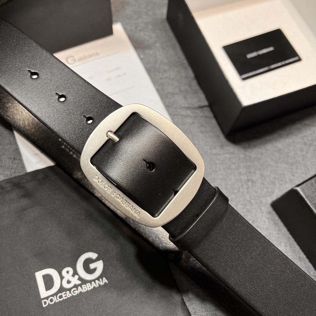    DG。宽.4.0cm  Dolce&Gabbana 新款 Re-Edition 时装秀是一次回归品