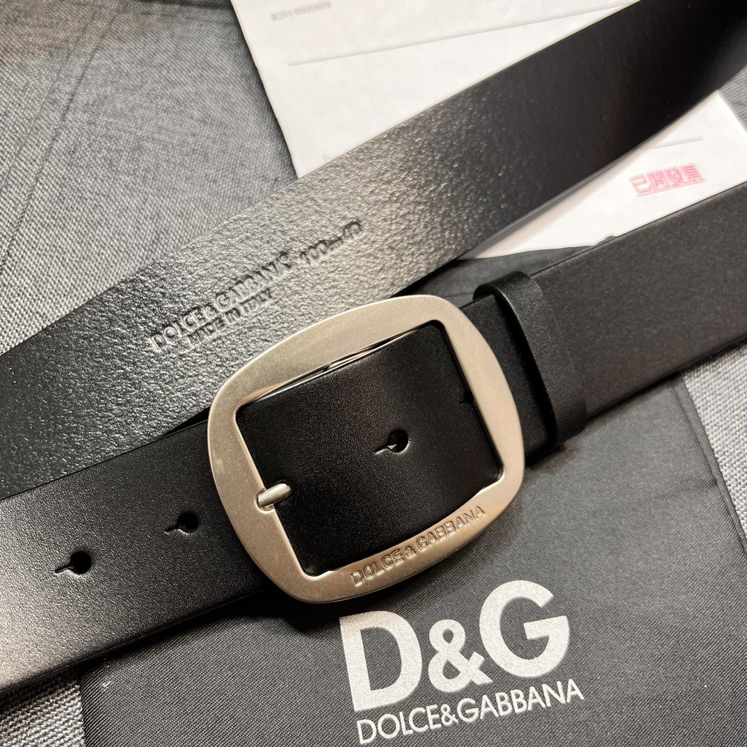    DG。宽.4.0cm  Dolce&Gabbana 新款 Re-Edition 时装秀是一次回归品