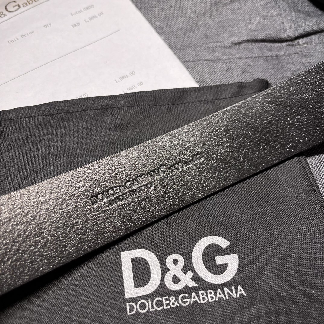    DG。宽.4.0cm  Dolce&Gabbana 新款 Re-Edition 时装秀是一次回归品