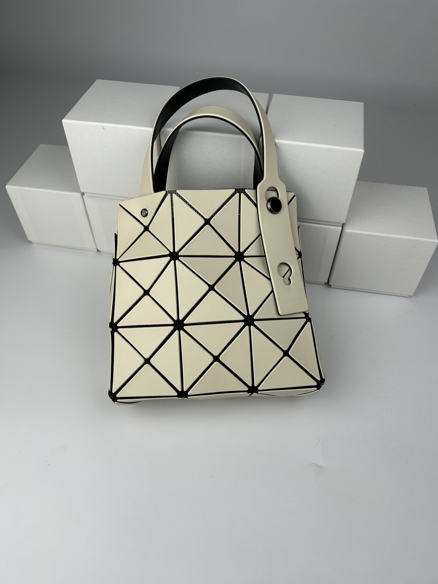 Issey Miyake 全新的三宅一生 CARAT系列