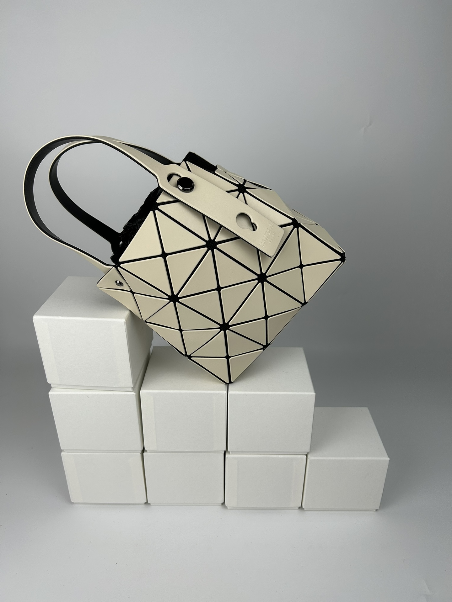 Issey Miyake 全新的三宅一生 CARAT系列