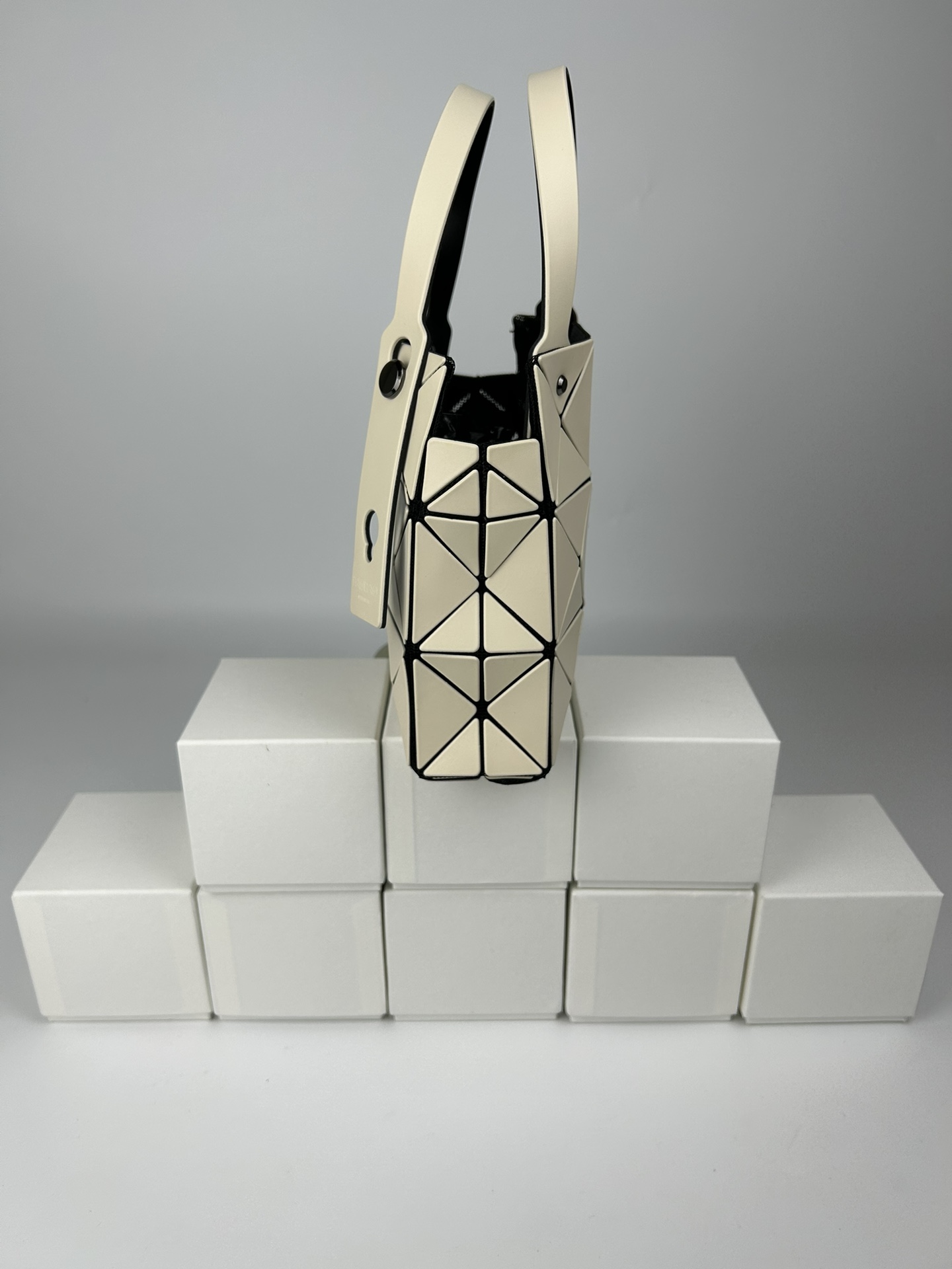 Issey Miyake 全新的三宅一生 CARAT系列