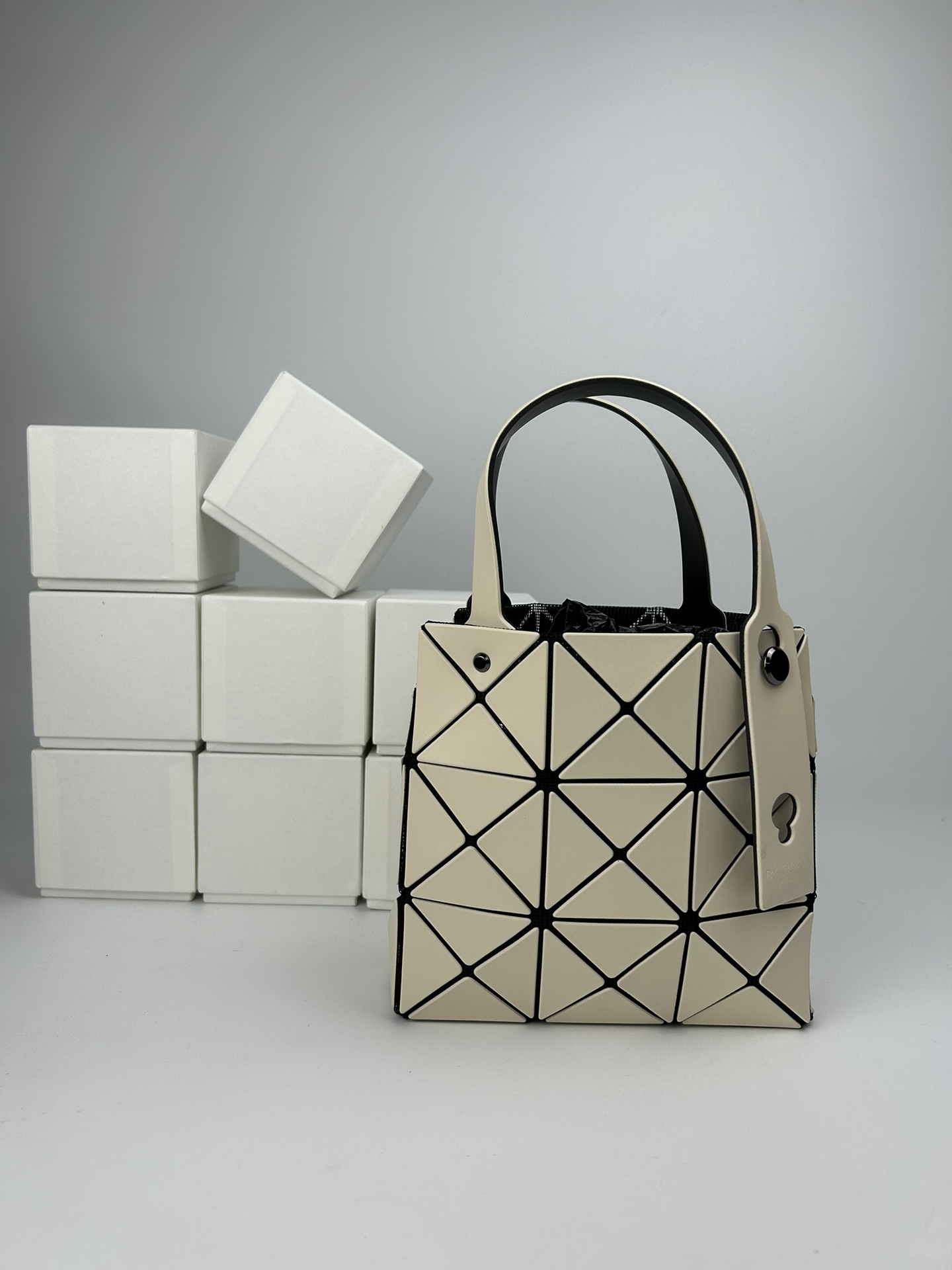 Issey Miyake 全新的三宅一生 CARAT系列