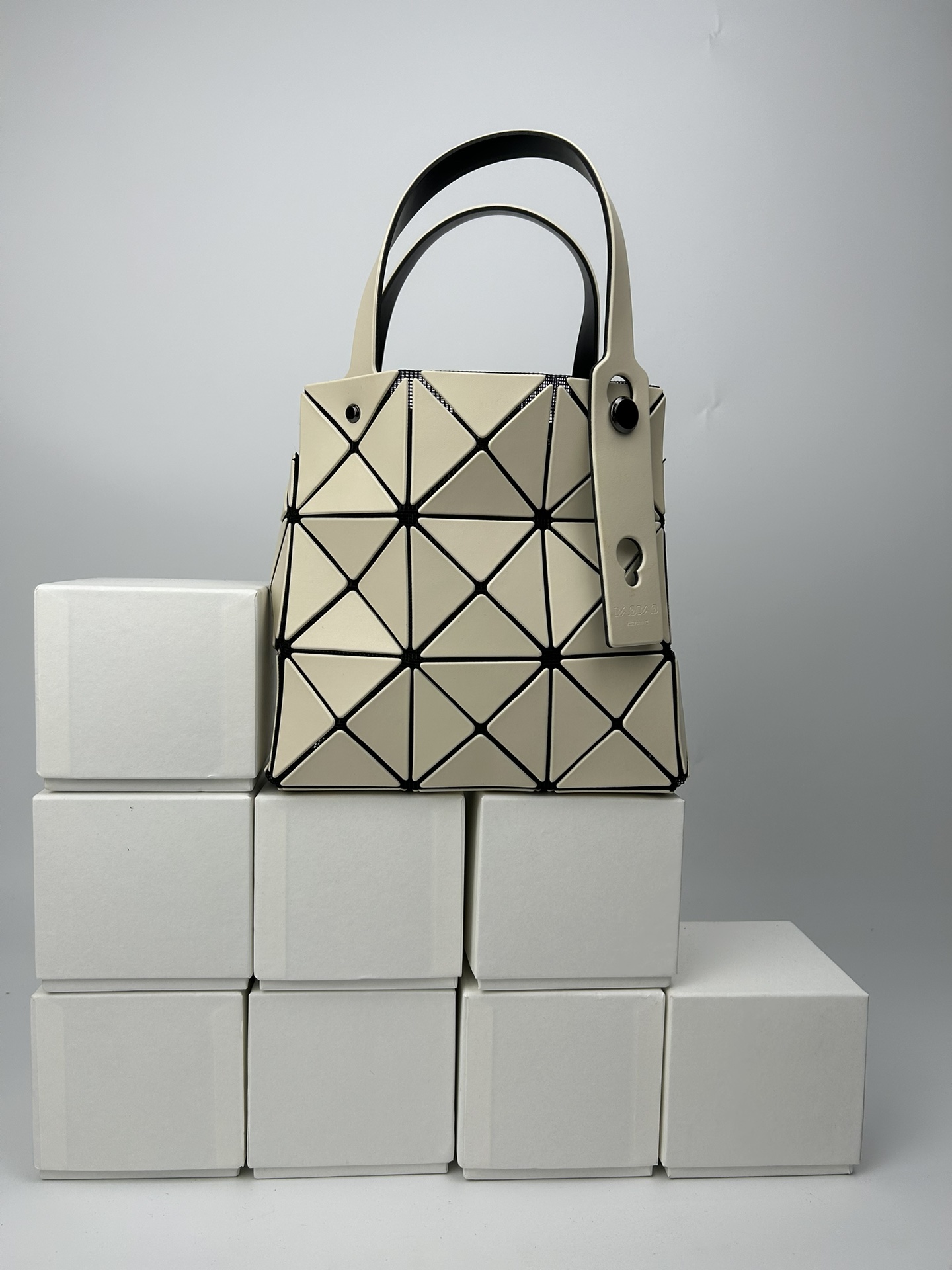 Issey Miyake 全新的三宅一生 CARAT系列