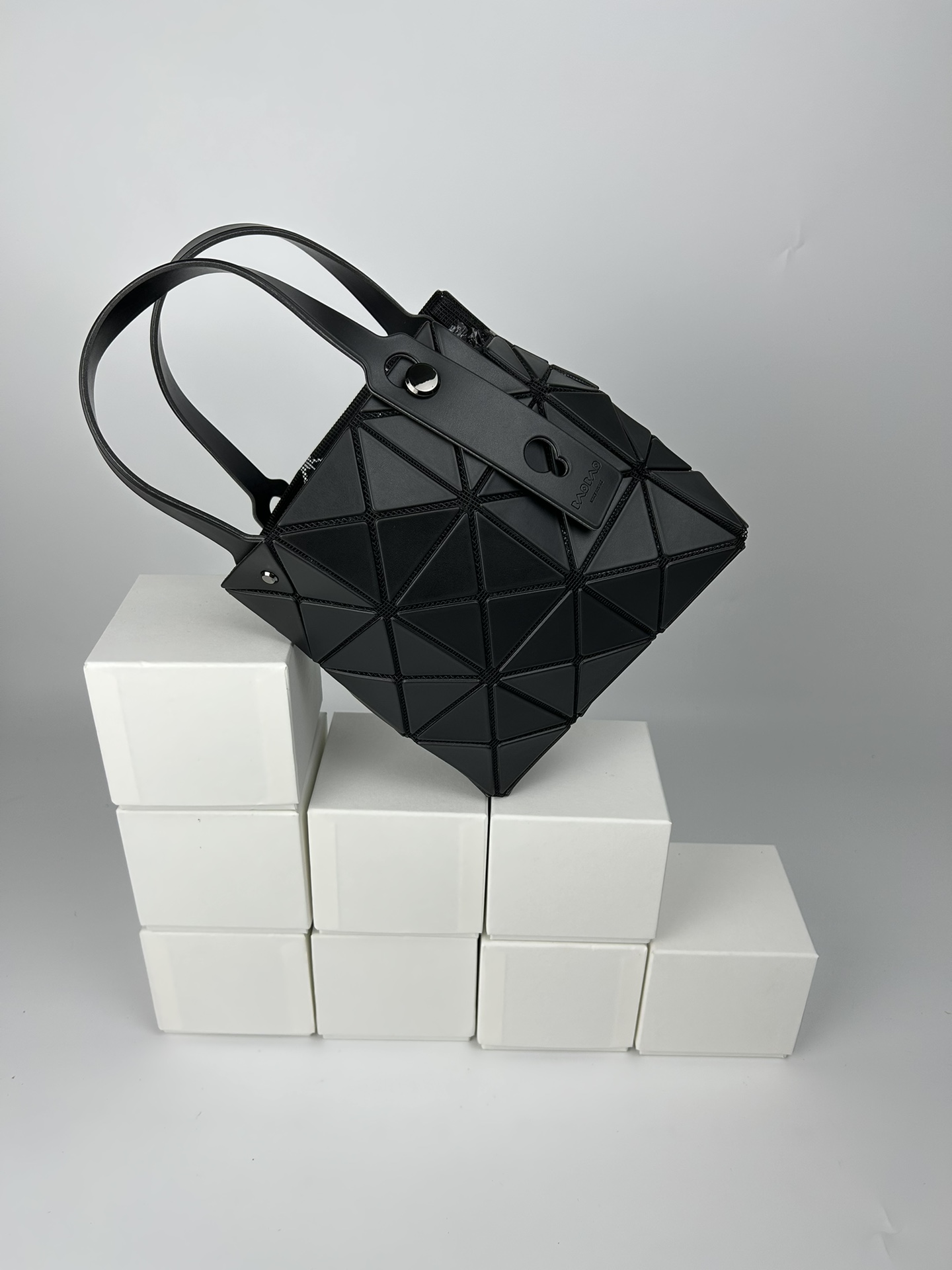 Issey Miyake 全新的三宅一生 CARAT系列